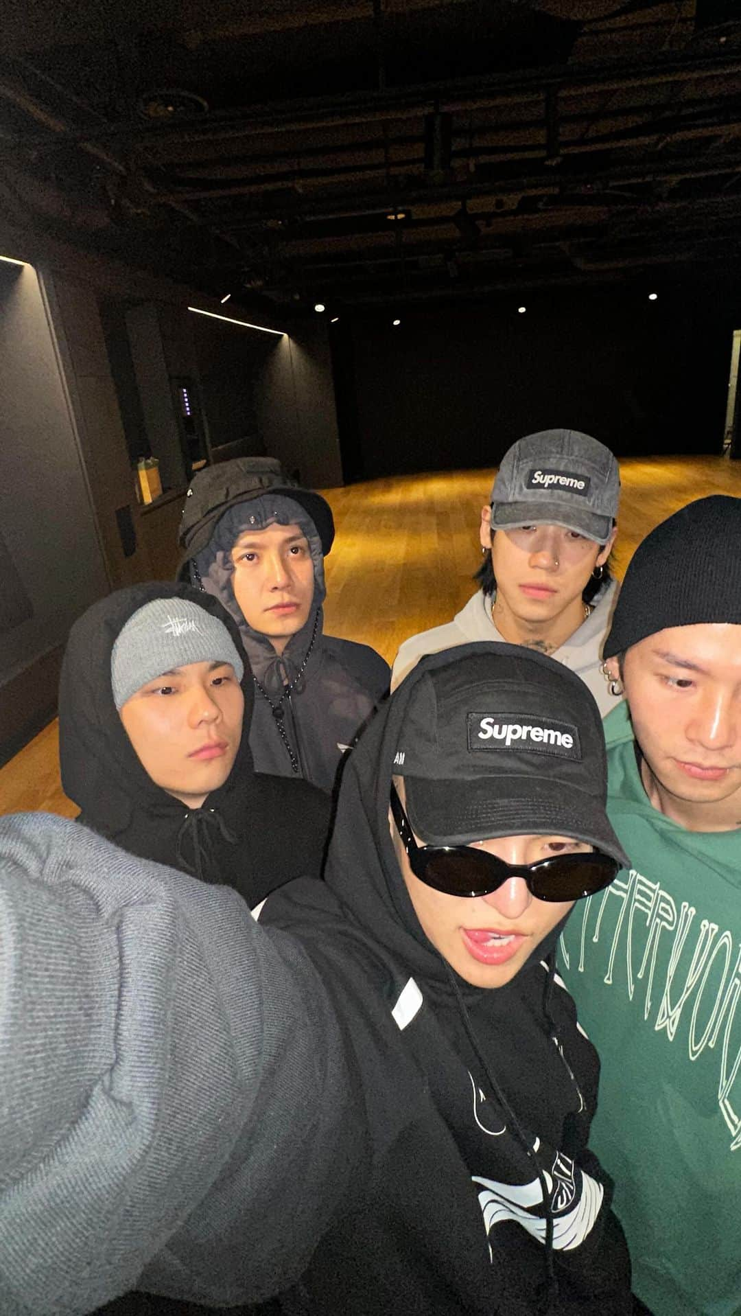 クォン・ヨンドンのインスタグラム：「온도차이🌡️  #YGX  @deukie_______ @_______youngmoney @hyunsepark @dow1oo9k @mood_dok」