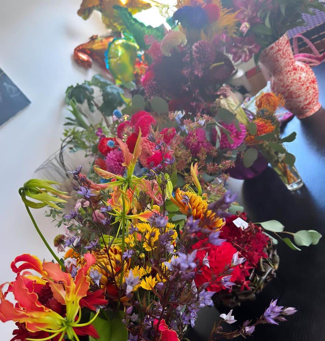 蜷川実花さんのインスタグラム写真 - (蜷川実花Instagram)「かわいいお花をいっぱい頂いたので，朝からいっぱい写真を撮りました🩷 幸せ幸せ😀 みんなありがとう，頂いたお花でいっぱい作品とれた❣️」10月25日 17時47分 - ninagawamika