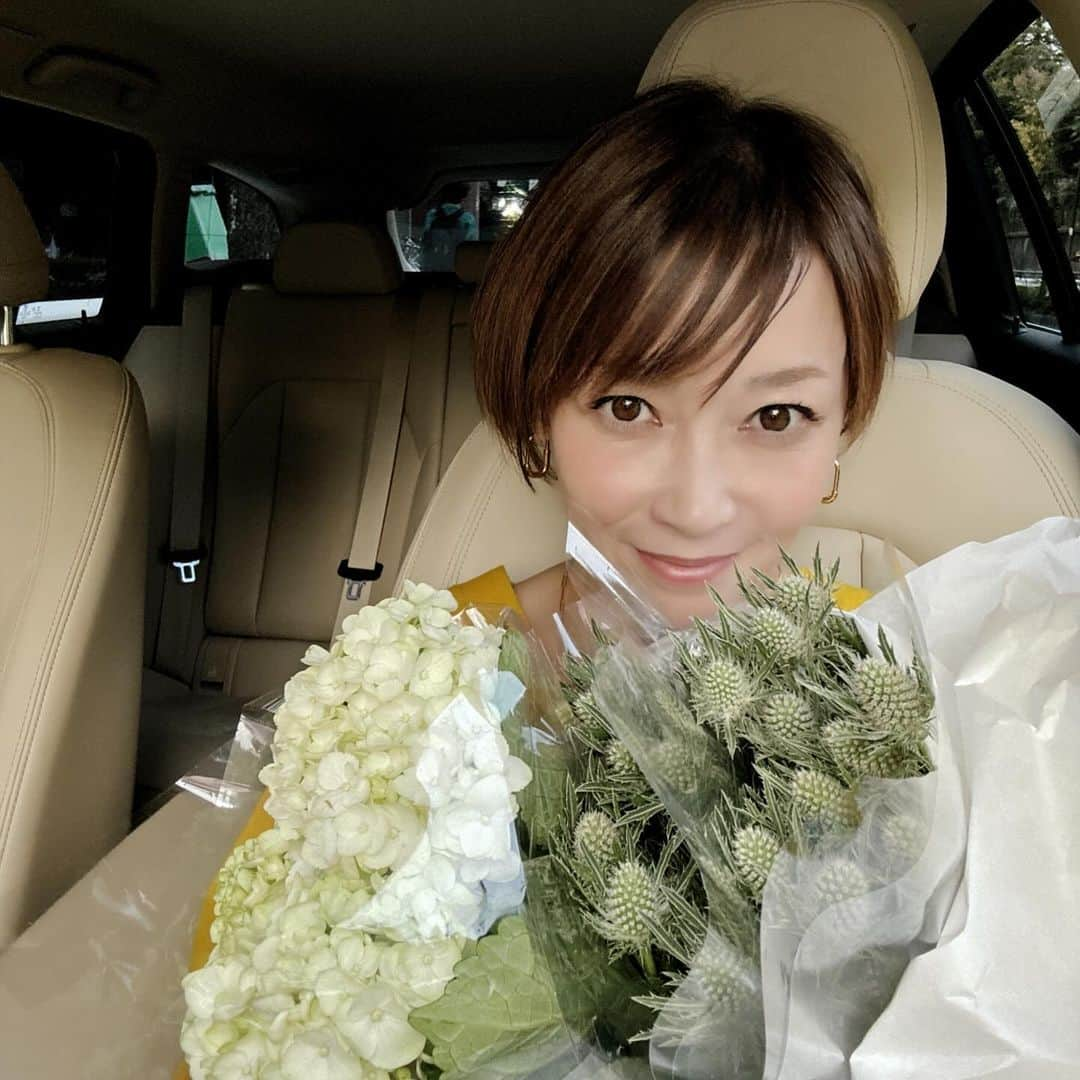 辺見えみりさんのインスタグラム写真 - (辺見えみりInstagram)「掃除したり お花買いに行ったりな1日  娘を迎えに行って 一緒にお稽古へ→  お休みの日に 綺麗な色のニットとデニムって 結構好きなパターンです😌  珍しくヒール👠履いてる  knit @stateofmind.som    @haunt_daikanyama  denim  @whimgazette_official  bag  @therow  pumps  @gianvitorossi」10月25日 17時40分 - emiri_hemmi