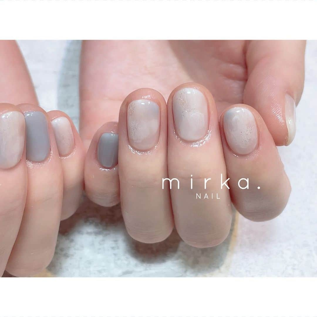 mirka. NAIL(ミルカネイル)のインスタグラム：「⁡ ⁡ ⁡ white 𓏸 ⁡ ⁡ 奥行きあるホワイトのニュアンスネイル ⁡ ⁡ #mirkabridalnail …………………………………………………………… ⁡ ご予約、お問い合わせは LINE ID⇒ @mirka.nail (@含む)まで。 ⁡ ご新規様はハイライトの「ご案内」と「ご予約方法」を必ずお読みいただいてからご予約くださいますようお願いいたします。 空き状況や詳細はLINEの投稿からご確認ください。 ⁡ ⁡ ⁡ ⁡ #mirkanail#nails#nail#nailart#naildesign #ショートネイル#ネイルアート#ネイルデザイン#ネイル#大人ネイル#シンプルネイル#オフィスネイル#ニュアンスネイル#ナチュラルネイル#カジュアルネイル#ショートネイルデザイン#美甲#秋ネイル#秋ネイル2023 #プライベートサロン#プライベートネイルサロン#東京ネイルサロン#東京ネイル#江東区ネイルサロン#森下#清澄白河 ⁡」