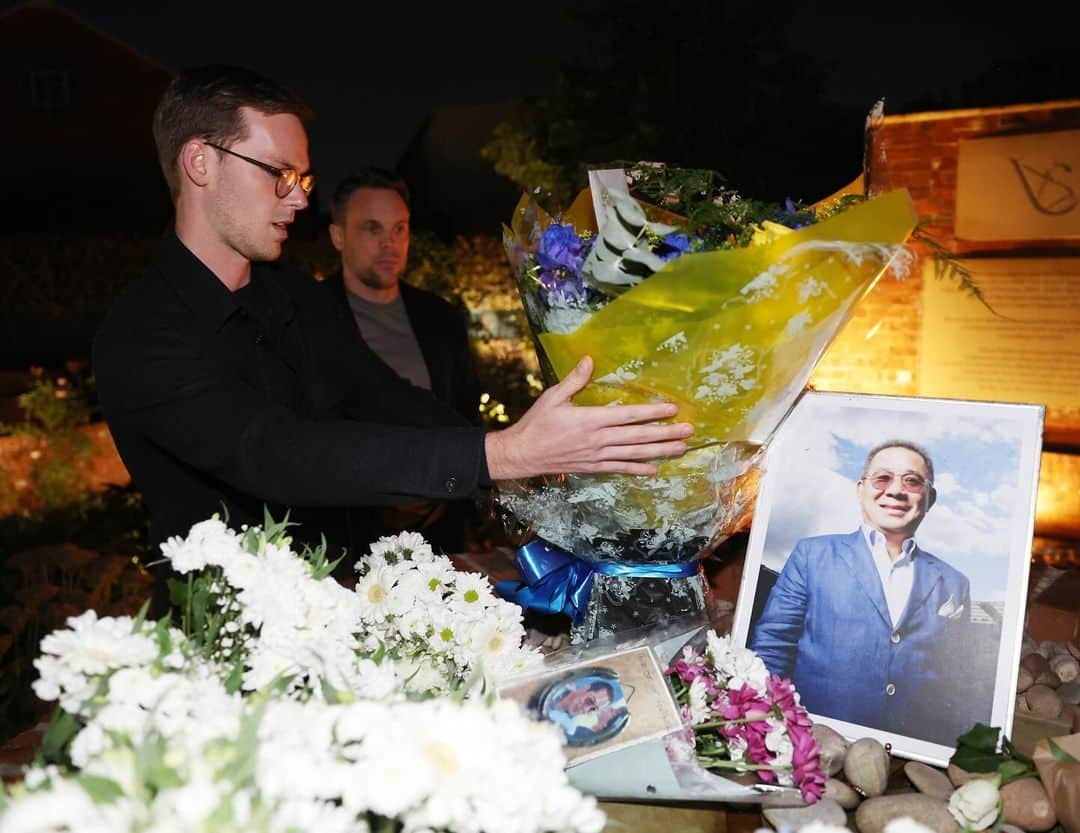 サンダーランドAFCさんのインスタグラム写真 - (サンダーランドAFCInstagram)「Last night, representatives of the Black Cats' ownership laid flowers in the Vichai Srivaddhanaprabha Memorial Garden.」10月25日 17時41分 - sunderlandafcofficial