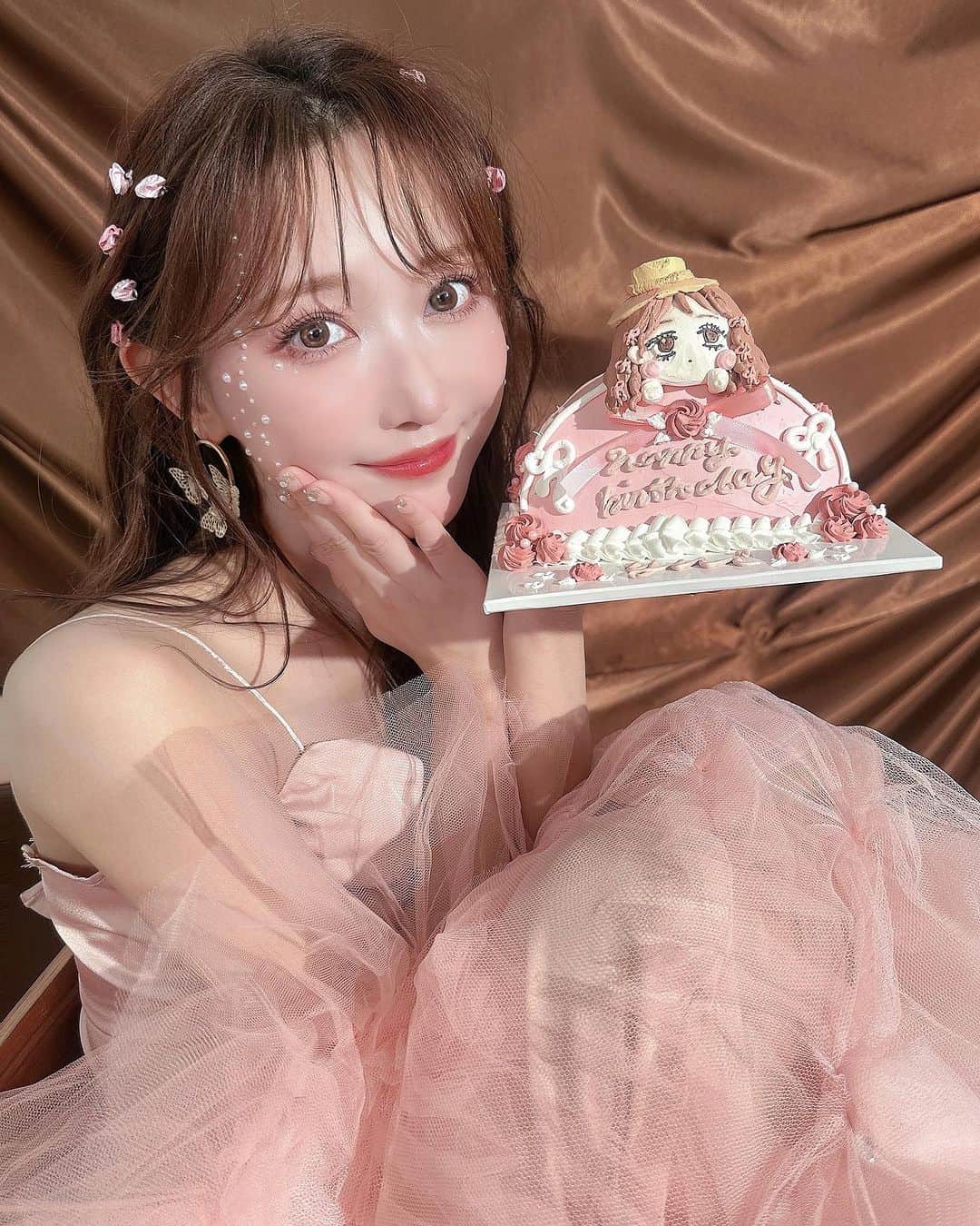のインスタグラム：「朝から  @peche_magazine の撮影してたら ⁡ ちびゆいケーキでてきた！👸🏼🎂🎀🍓💖 ⁡ だいすきマイホームペシェメンありがとう🤍 じぶんのマインドやすきにばちっとはまる雑誌に 出会えてわたしはしあわせです ⁡ ※5まいめは一生懸命ケーキを物撮りするようす ⁡ またもかわいすぎる撮影だたのでおたのしみに🫶🏻 #peche #magazine #shooting」