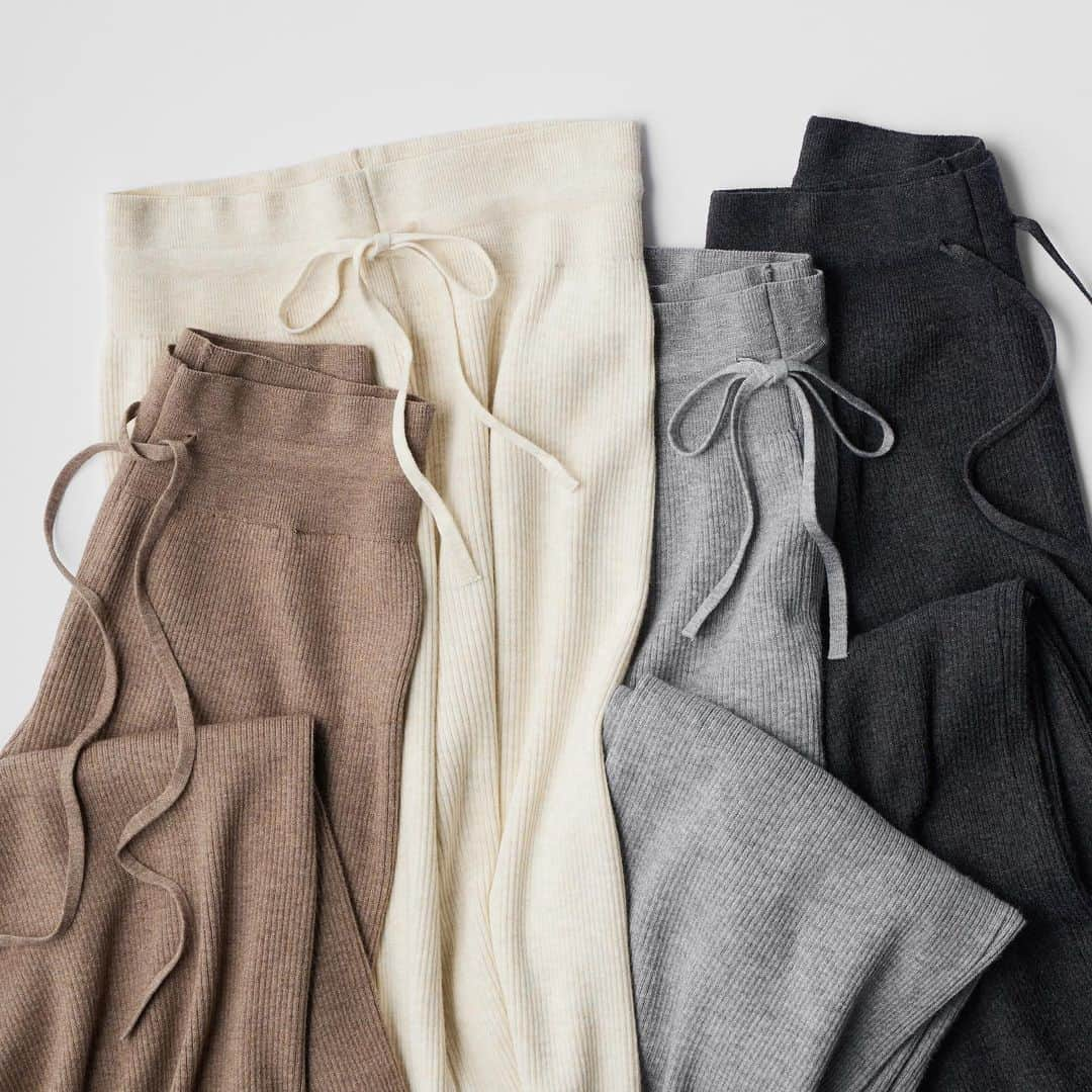 ユニクロさんのインスタグラム写真 - (ユニクロInstagram)「Elevate Your Everyday Style! Meet our Easy Pants - the ultimate in simple, stylish, and comfy loungewear. Perfect for all-day, every day 💯  #Loungewear #UNIQLO #LifeWear  *The product availability differs among regions. Please check your regional account or website.」10月25日 17時42分 - uniqlo