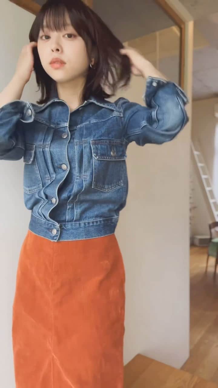 伊藤寧々のインスタグラム：「ㅤㅤㅤㅤㅤㅤㅤㅤㅤㅤㅤㅤㅤ秋のデニムコーデ✨ ㅤㅤㅤㅤㅤㅤㅤㅤㅤㅤㅤㅤㅤㅤㅤㅤㅤㅤㅤㅤㅤㅤㅤㅤㅤ outer @hyke_official  T-shirt @uniqlo_jp  skirt @auralee_tokyo  shoes #vintage  ㅤㅤㅤㅤㅤㅤㅤㅤㅤㅤㅤㅤㅤ デニムジャケットは形が綺麗でサイズもぴったりで一目惚れ✨ シンプルコーデだからこそのオレンジのスカートがポイント！ ㅤㅤㅤㅤㅤㅤㅤㅤㅤㅤㅤㅤㅤ 秋は涼しくてお散歩日和だね。 ここ最近はまだたちょっと暖かいけどね。 もうすぐ、大好きな冬が来る⛄ 冬は何着ようかな..なんて妄想しながら美味しいもの沢山食べる食欲の秋🍠✨ ㅤㅤㅤㅤㅤㅤㅤㅤㅤㅤㅤㅤㅤ #149cmコーデ #寧々私服 #低身長コーデ #低身長ファッション #under150cm」