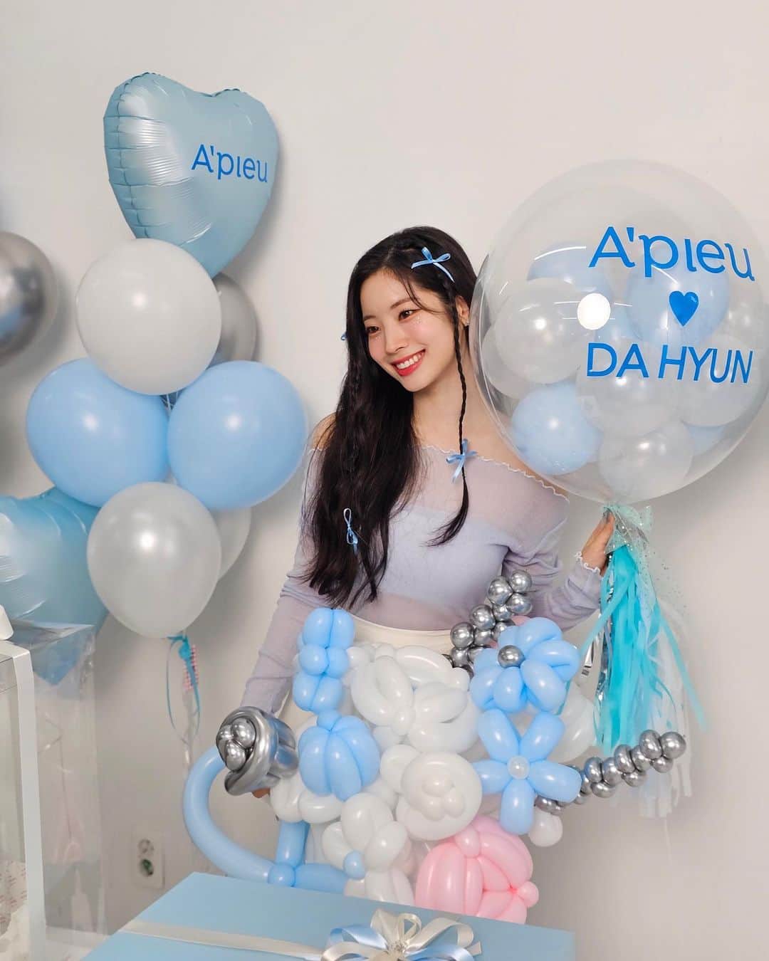 ダヒョンのインスタグラム：「어퓨💙🤍 @apieu_cosmetics @apieu_japan」