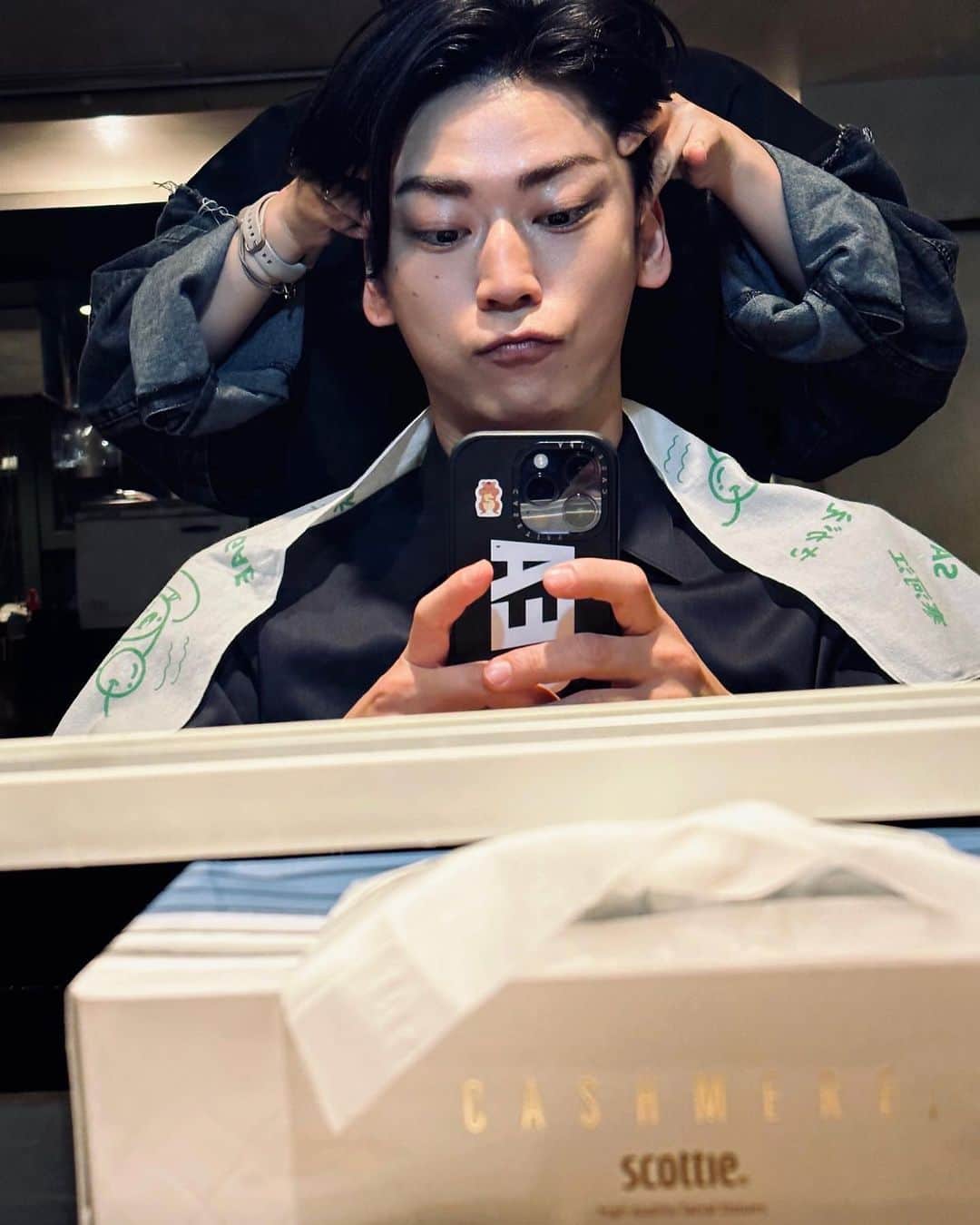 亀梨和也さんのインスタグラム写真 - (亀梨和也Instagram)「撮影合間のメイク直しnow💄  #ヘッドマッサージが上手なメイクさん #しっかり引き上げ笑 #スッキリ〜 #感謝です #さっ夜も頑張る」10月25日 17時46分 - k_kamenashi_23