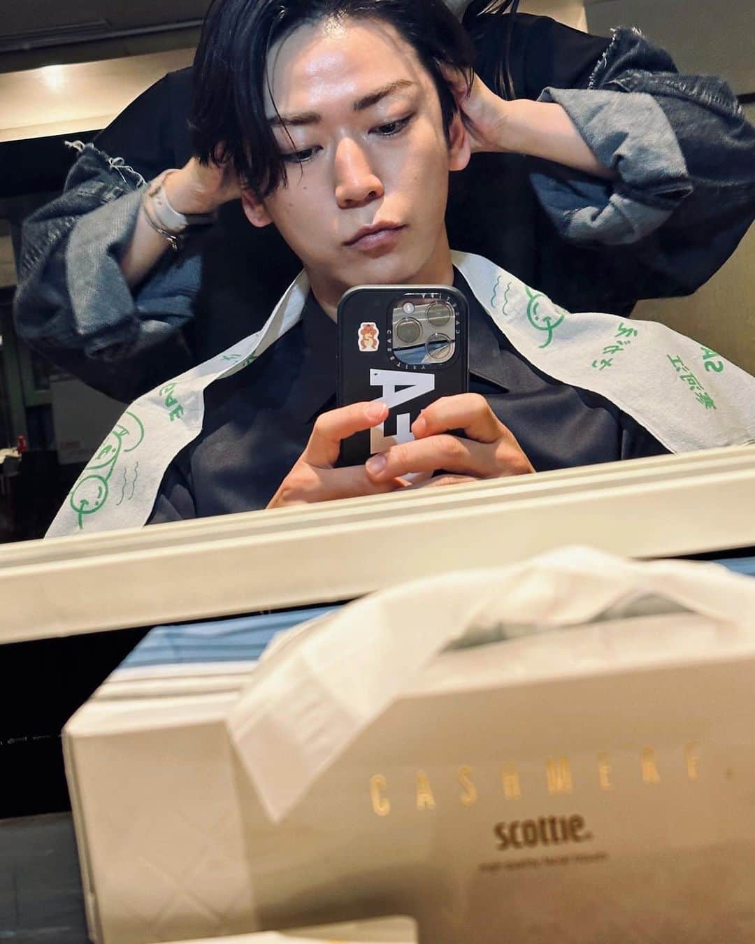 亀梨和也さんのインスタグラム写真 - (亀梨和也Instagram)「撮影合間のメイク直しnow💄  #ヘッドマッサージが上手なメイクさん #しっかり引き上げ笑 #スッキリ〜 #感謝です #さっ夜も頑張る」10月25日 17時46分 - k_kamenashi_23