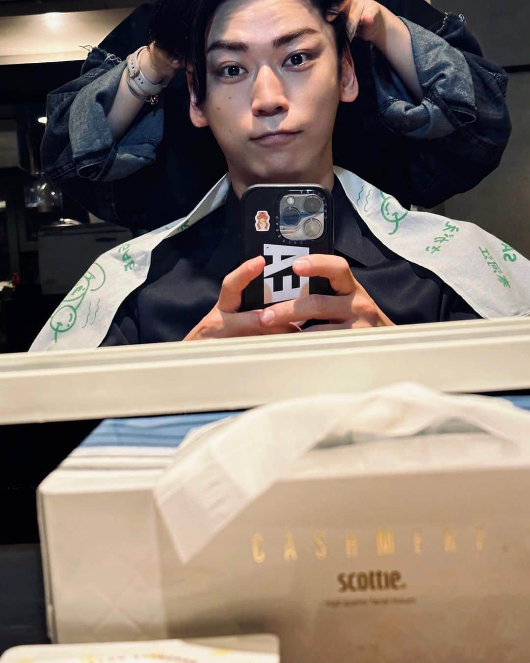 亀梨和也さんのインスタグラム写真 - (亀梨和也Instagram)「撮影合間のメイク直しnow💄  #ヘッドマッサージが上手なメイクさん #しっかり引き上げ笑 #スッキリ〜 #感謝です #さっ夜も頑張る」10月25日 17時46分 - k_kamenashi_23
