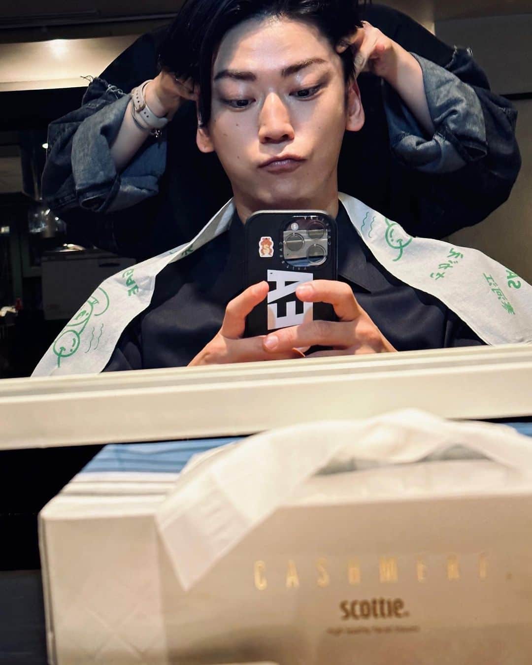 亀梨和也さんのインスタグラム写真 - (亀梨和也Instagram)「撮影合間のメイク直しnow💄  #ヘッドマッサージが上手なメイクさん #しっかり引き上げ笑 #スッキリ〜 #感謝です #さっ夜も頑張る」10月25日 17時46分 - k_kamenashi_23