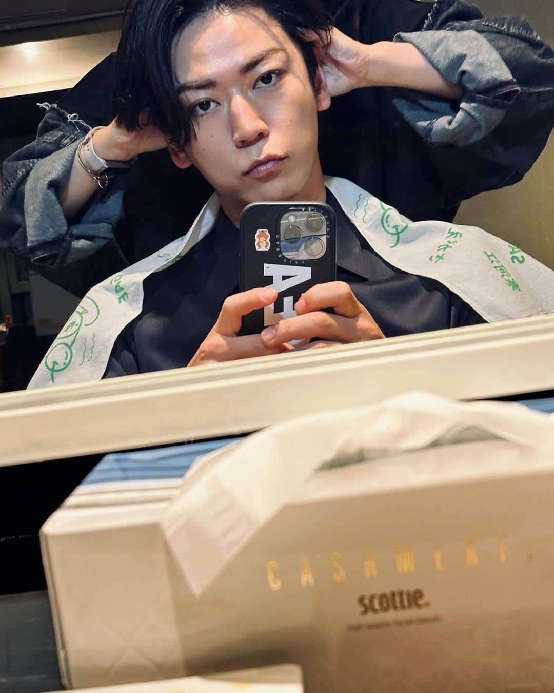 亀梨和也さんのインスタグラム写真 - (亀梨和也Instagram)「撮影合間のメイク直しnow💄  #ヘッドマッサージが上手なメイクさん #しっかり引き上げ笑 #スッキリ〜 #感謝です #さっ夜も頑張る」10月25日 17時46分 - k_kamenashi_23