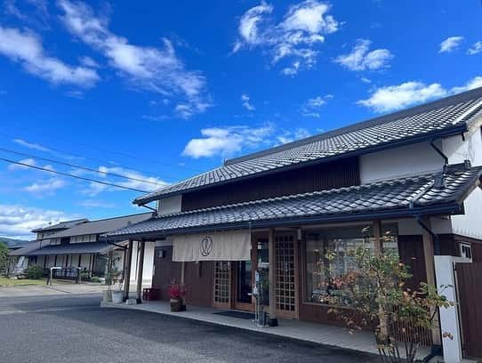 柏木陽介のインスタグラム：「八百津町の酒屋の渡辺屋さん。  日本酒、ワインなど色々取り扱っていて、本当に素敵な店でした。  二人ともソムリエの資格を持っていて、自分の好みに合うお酒を選んでもらえます。  日本酒とワインを買ったのですが、どれも最高に良かったです。  こんな素敵なお店に出会えて、良かったです。  ありがとうございました。  皆さんも素敵な飲み物に出会いに行ってみてください。  #八百津町#渡辺屋#素敵なお店」