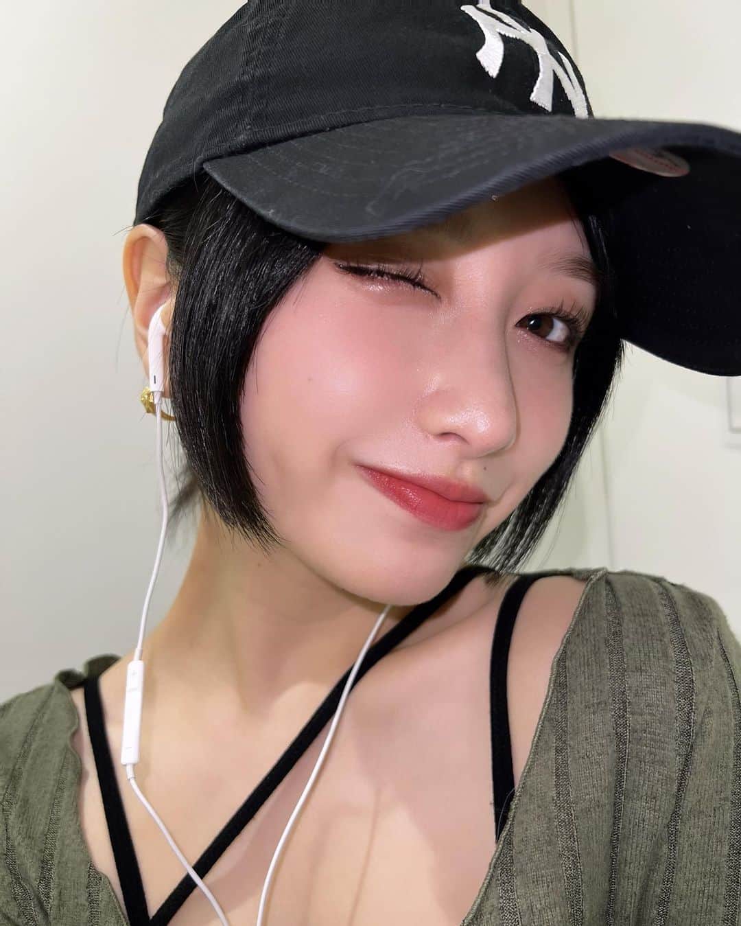 吉田凜音のインスタグラム：「実は右にえくぼあるんだよ 左はないのだよ」