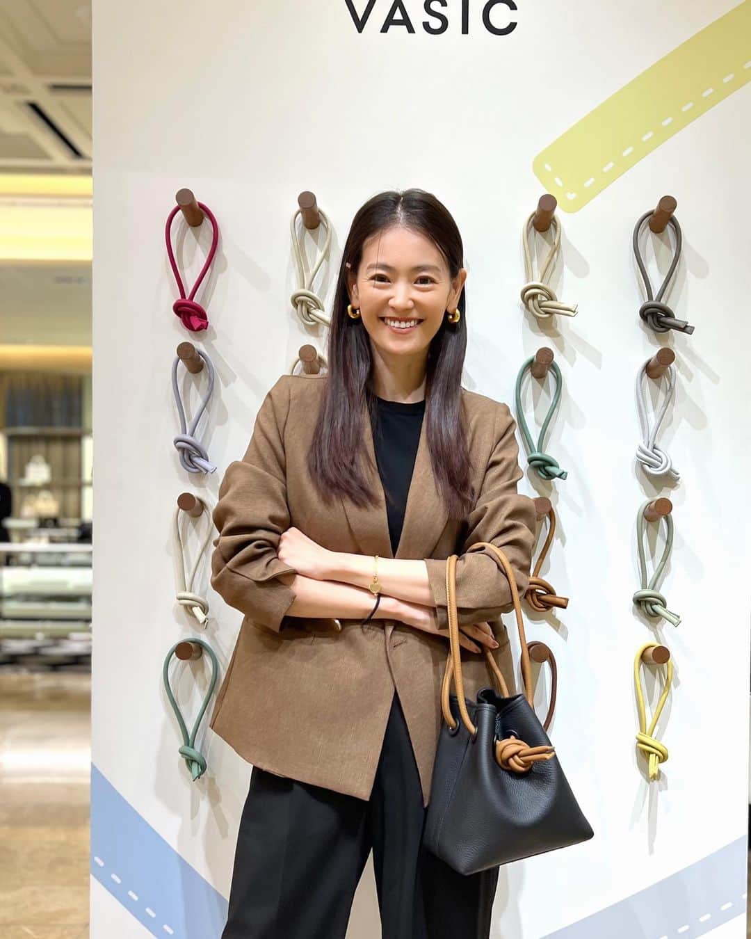葛岡碧のインスタグラム：「👜✨  VASIC POP-UP STOR"Color me your color"   今日、10月25日(水)から10月31日(火)の7日間、 銀座三越にてVASICのPOP-UP EVENT を 開催しています。  VASICで一番人気のスタイル”BOND MINI”に合わせて、 好きなカラーのコードを自由に組み合わせて、 自分だけの特別なカラーコンビネーションが楽しめる イベントです♪  私は私服に合わせて、黒のバッグにベージュのコードをチョイスしました♪ 元々の黒のコードも付いてきますよ♪  銀座三越限定アイテムとして、VASICでも一番人気のスタイル”BOND”より、エコファー素材のBond Miniが登場いたします。  ぜひ、銀座三越1F GINZAステージに行ってみてください♪  #PR #vasic #vasicjapan #ヴァジック #colormeyourcolor #cmyc  @vasic_japan」