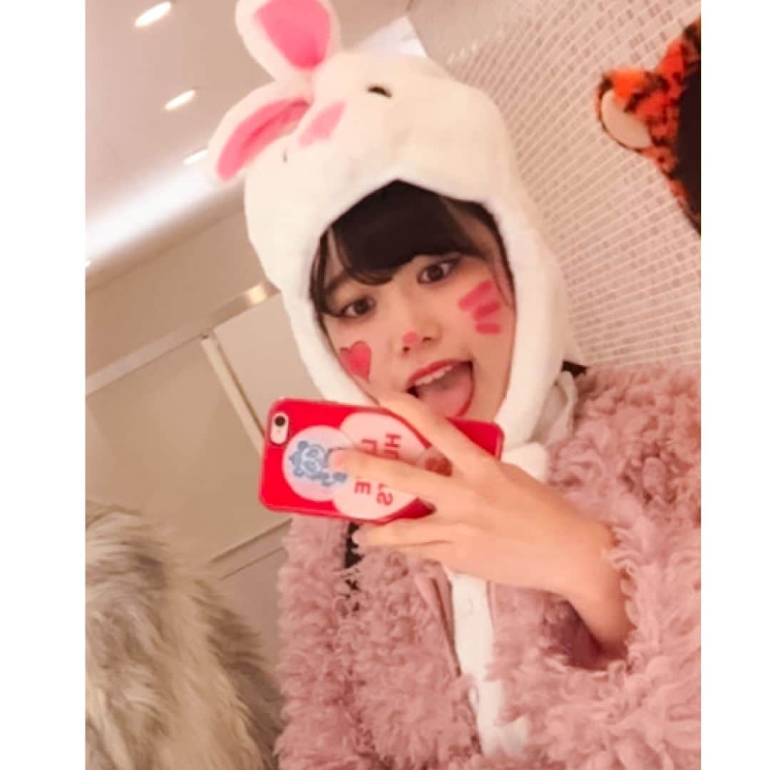KSBアナウンサーさんのインスタグラム写真 - (KSBアナウンサーInstagram)「🎤 野口真菜です！ もうすぐハロウィンですね🎃 今年は一足早く、仮装に挑戦！ 小豆島の「妖怪美術館」で、化けるのが得意な妖怪さんたちに混じって、ウサギさんの妖怪になりきってきました🔥  妖怪美術館では来月5日までハロウィンまつりを開催中ということで、先月のイベント初日にニュースパ「いまココナビ」で生中継でご紹介しました✨  ちなみに…ウサギさんのかぶりものは 大学時代、友人たちとのハロウィンパーティーで使ったもの(2枚目)🐰💦 浴衣は大学の授業で手縫いで作ったものです🥺 妖怪になりきる気持ちさえあればみんなオーケー！だそうなのでどうにか私物をかき集めて参加しました🥺 仮装すると美術館の入館料がちょっとお得になるそう。 小豆島に行った際は、ぜひ気軽にチャレンジしてみてくださいね✨  #ハロウィーン #ハロウィン #🎃 #👻 #仮装 #ウサギ #妖怪  #小豆島 #妖怪美術館 #ハロウィンまつり  #NewsParkKSB #ニュースパ #いまココナビ  #5ch #KSB瀬戸内海放送 #岡山 #香川 #okayama #kagawa #野口真菜 #アナウンサー #女性アナウンサー #テレビ局」10月25日 17時57分 - ksb_announcer