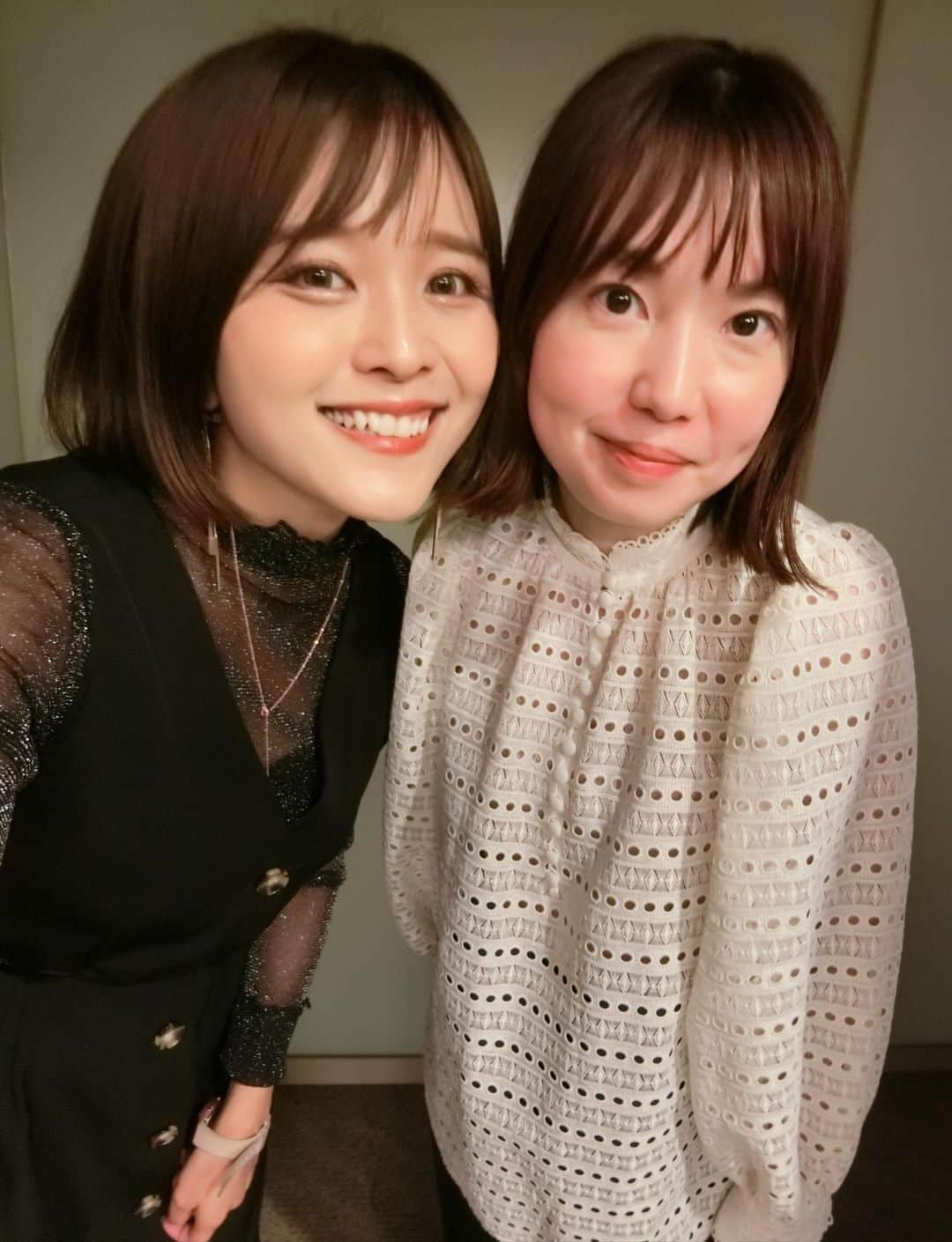 東紗友美さんのインスタグラム写真 - (東紗友美Instagram)「昨日のトークイベントの様子を早速記事にしていただきました。ムービーウォーカーさん、素敵にまとめてくださってありがとうございます。 穐山監督が作品にまつわる''色''の話をしてくださって、そのこだわりに知ることで、またこの映画が好きになる時間でした💙劇中の、青に注目を！ そしてお越しになった方が投稿してくださった感想、読んでおります。本当に刺さってる方が多いなぁ👏 #つんドル @tsundoru_movie  @akiya.mamayu  記事、読んでみてくださいね！  📎Movie Walker Press https://moviewalker.jp/news/article/1160867/  昨日はお台場の映画館だったのですが、帰りに夜景と一緒に穐山監督が撮ってくださいました🌃🌉（5枚目） この街で頑張る人たちの生活を感じる都市夜景、綺麗なのに同時にホッとして。好きなんですよね。 #つんドル #人生に詰んだ元アイドルは赤の他人のおっさんと住む選択をした  #穐山茉由 #深川麻衣　#井浦新　#大木亜希子  #お台場」10月25日 17時50分 - higashisayumi