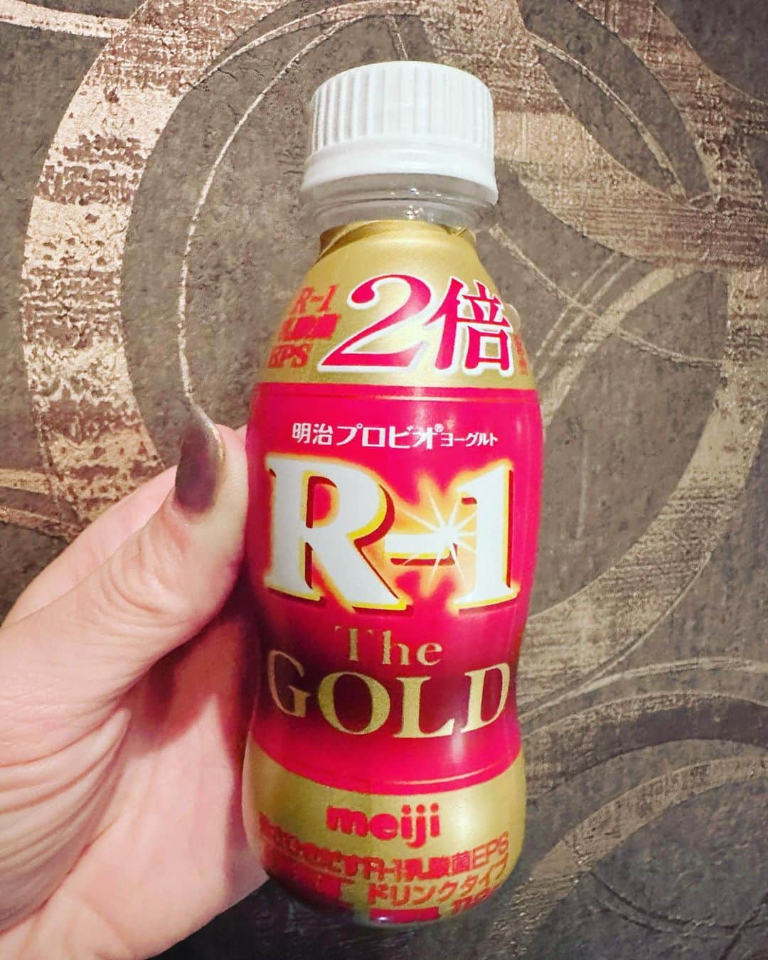 吉田沙保里のインスタグラム：「先日発売された R-1 The GOLD✨  R-1乳酸菌EPSが2倍入ってるとのことで なんだか強そう！🤣  最近ますます朝夕寒くなってきたので みなさんも体調管理には気をつけてくださいね😉  #R1 #アンバサダー #GOLD」