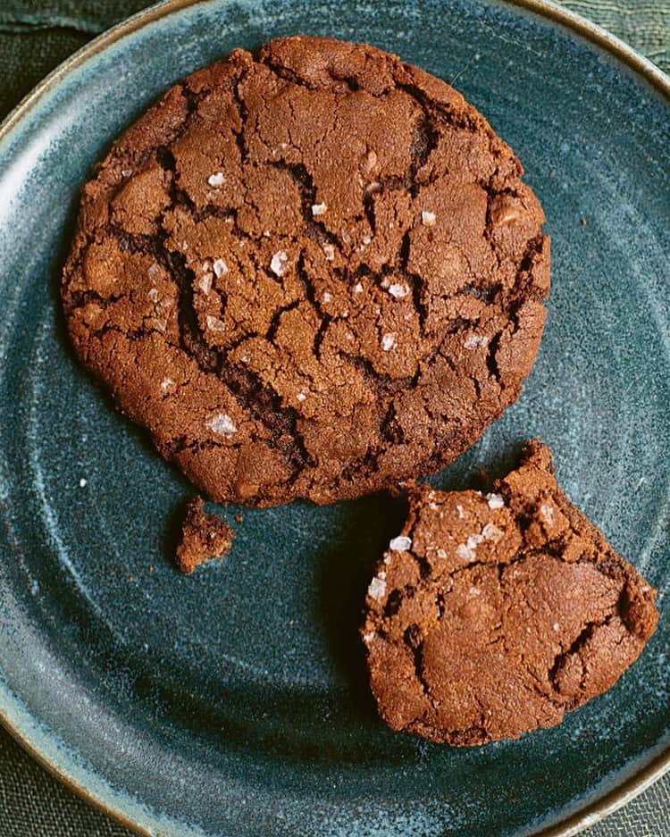 ナイジェラ・ローソンのインスタグラム：「Midweek Treat: #RecipeOfTheDay is Mine-All-Mine Sweet & Salty Chocolate Cookies, for those times you don’t want to make a whole batch but just a couple of cookies for yourself!  . And to get the recipe, click on link in bio. Most of you may know what’s meant by “click on link in bio”, so just skip this bit, but for those who don’t, let me explain: tap on my name right up top, which will take you to a page that has a link on it that says www.nigella.com/instagram. When you click on this link, it will take you to a page of photographs: click on the photograph you want the recipe for – you sometimes have to tap a couple of times for some reason – and you will be taken to it!  . 🤎 But, given it’s half term, you might well want a whole big batch, in which case, go to nigella.com and put “Totally chocolate chocolate chip cookies in the search field”! . Photograph by #JonathanLovekin」