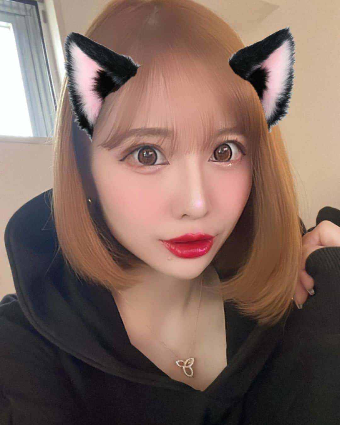 由衣さんのインスタグラム写真 - (由衣Instagram)「💇‍♀️🩷  そういえばイメチェンしたの✨ 2枚目が最近までで 1枚目はほんと昨日！(笑) みんなはショートのハイカラーと ロングの暗い髪どっちが好き？☺️ 冬はニット増えるから 髪型ボブの方が合わせやすくて 切っちゃった✌️ @elyts_yone にカットしてもらって @takafumi_okuno にカラーしてもらった✨ 可愛くしてくれてありがとう🫶  #美容院 #elyts #カラー #エクステ #ボブ  #美容 #美意識 #綺麗 #可愛い #表参道 #グラビア #撮影 #撮影モデル #サルート  #ビジョビ #写真 #photo #photography  #自撮り #他撮り #他撮り風  #followforfollowback #いいね」10月25日 17時53分 - __yui__01.13