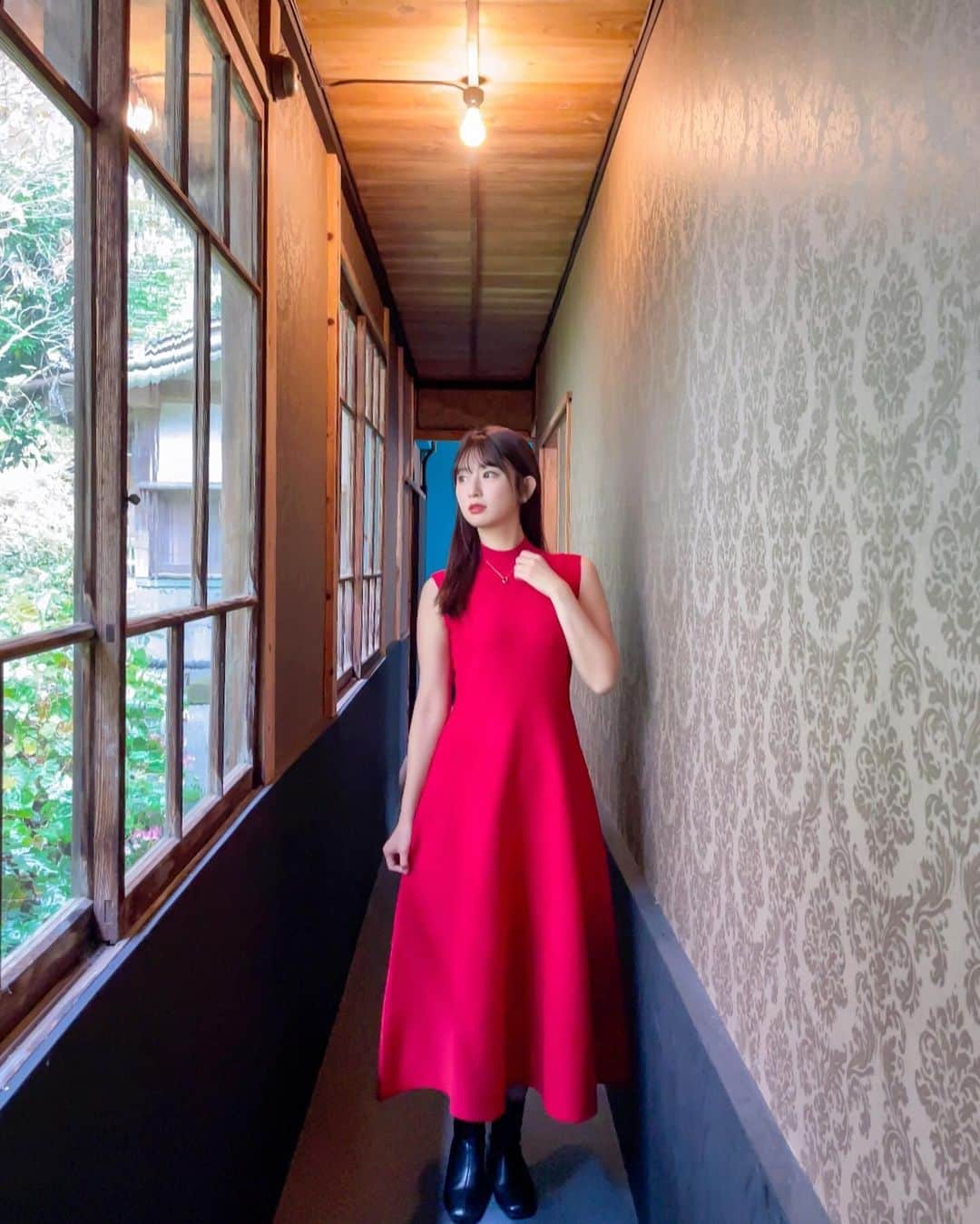 日野礼香のインスタグラム：「FRAY I.Dの赤ワンピース❤️ 流行色の赤は着るだけで華やかな気分になれるから好き🌹 群馬の四万温泉にあるレトロなカフェでお茶したよ☺️ ラテが美味しすぎた🥺✨  #frayid #fashion #ootd #cafe #cafestagram #tripstagram #autumnfashion #cordinate #onepiece # #takimicoffeestand #フレイアイディー #ファッション #コーディネート #綺麗めコーデ  #ワンピース #フェミニンコーデ #大人フェミニン #大人フェミニンコーデ  #秋服コーデ  #赤コーデ #骨格ウェーブ #イエベ春  #着痩せコーデ #秋ワンピース #四万温泉 #群馬県 #旅行コーデ #カフェ #カフェ巡り」