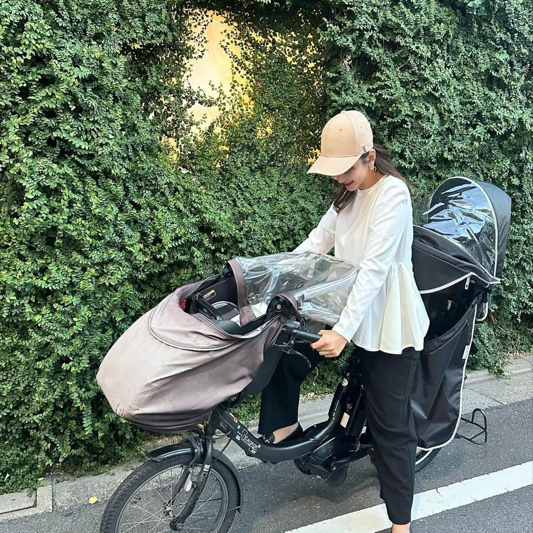 丸山慧子さんのインスタグラム写真 - (丸山慧子Instagram)「. 自転車移動できる時は 1時間とかなら自転車で移動したい派❤︎  さなが乗れるようになったら また自転車で移動できるのが楽しみ♪  この日は打ち合わせもあったから モノトーンでしっかりした感じ🤭  ＋meのお洋服着痩せするし GUのパンツゆったり履きやすいし おすすめコーデです🤍  #電動自転車 #ママコーデ #女の子ママ #姉妹ママ #GU #SHEIN #plusme」10月25日 17時55分 - keiko.423