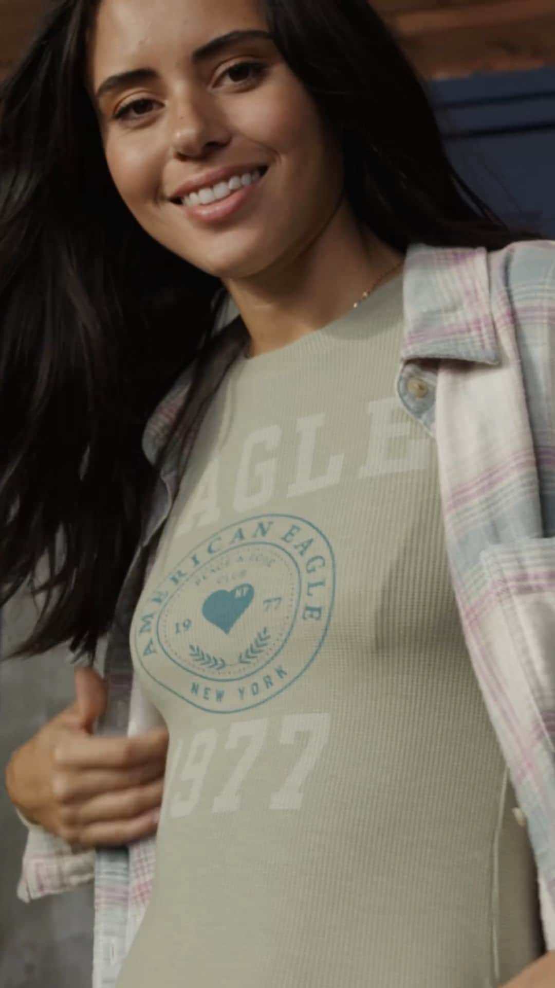 アメリカンイーグルのインスタグラム：「爽やかな秋風を感じてください 🌬  #AEJeans にフランネル シャツやロング スリーブ サーマルTシャツを組み合わせて、重ね着で楽にシック感を引き出しましょう😎  #アメリカンイーグル #americaneaglejp #AEJeans #アメリカンイーグルジーンズ #デニム #ジーンズ #重ね着スタイル #秋 #秋コーデ」
