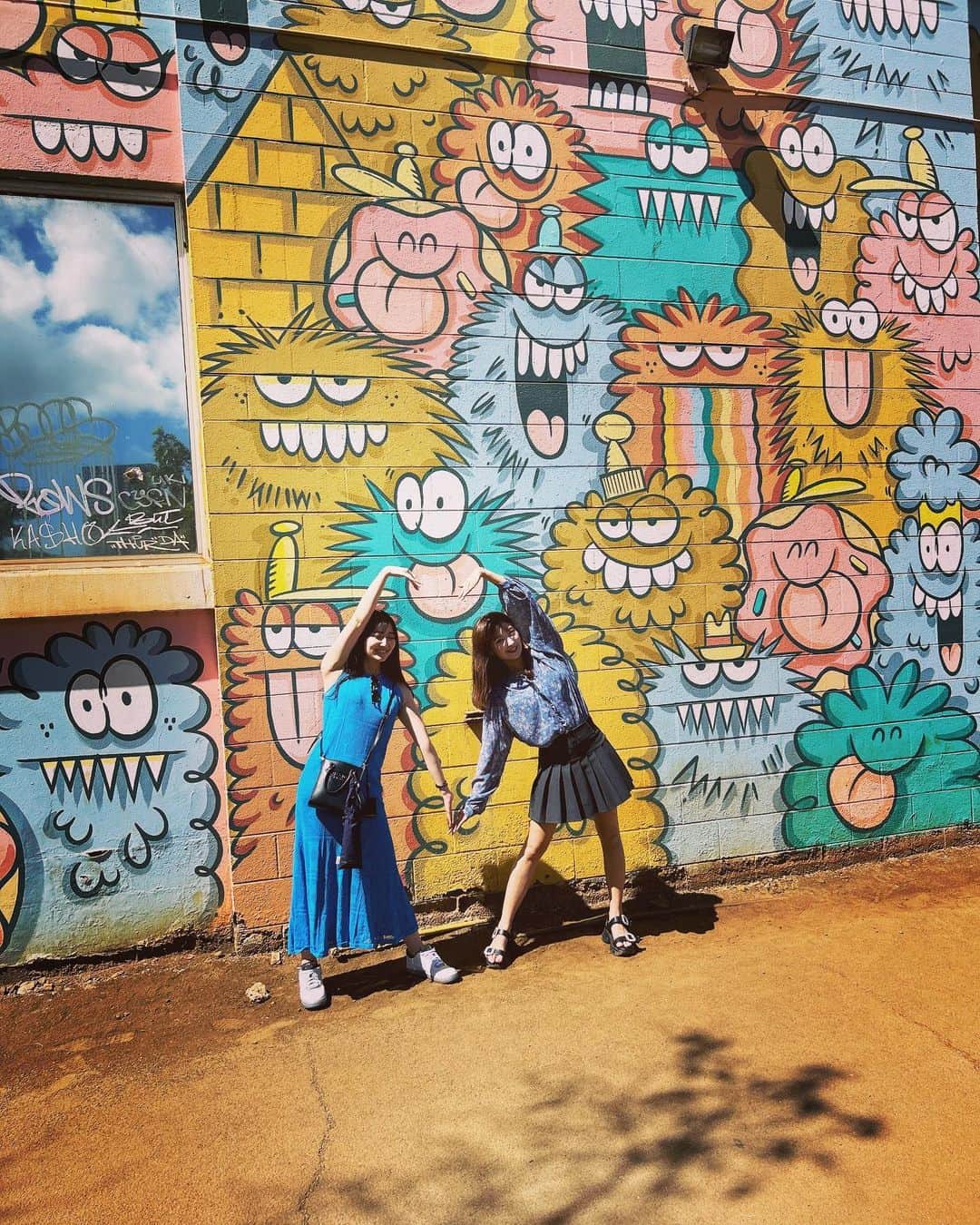 ミクさんのインスタグラム写真 - (ミクInstagram)「. 🌞🌺🫧🍔👾 . 　#ウォールアート #ハワイ旅行」10月25日 17時58分 - mikudapoooo