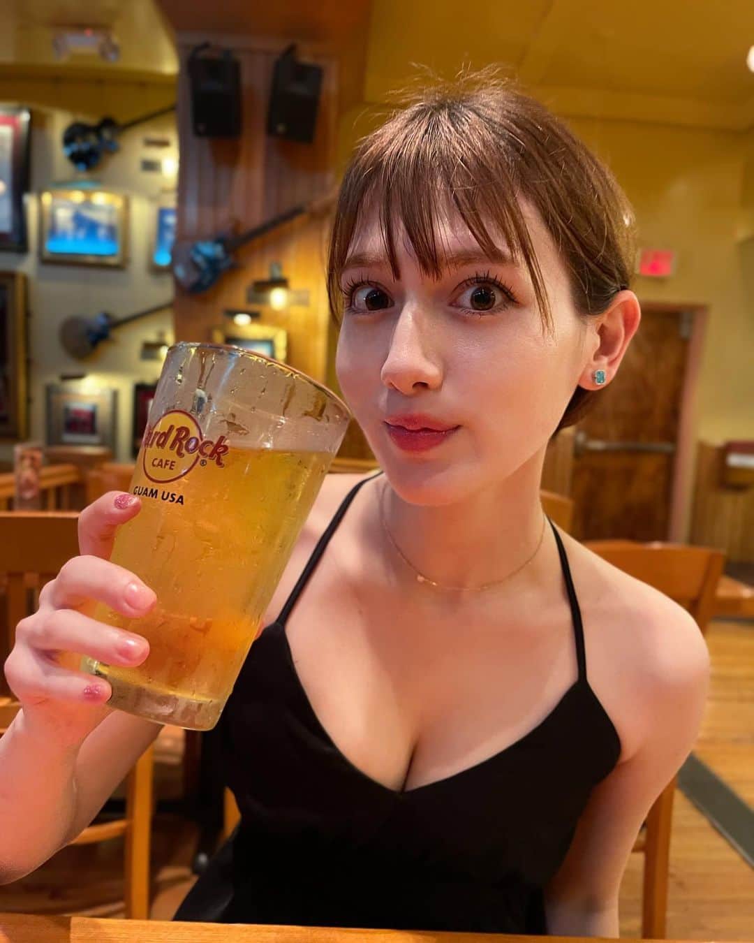 アシュリー千帆のインスタグラム：「1杯目もビールだし 下手したらビールでしめるときもあります🍻  かんぱーい！！🍻  #guam  #hardrockcafe」
