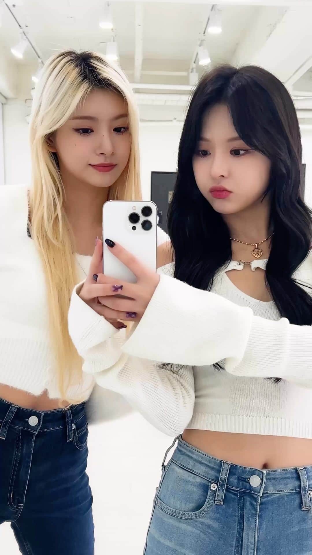 EVERGLOWのインスタグラム：「우리 무슨 조합이게~? 😛 #EVERGLOW #에버글로우 #이유 #EU #이런 #YIREN #ALL_MY_GIRLS_IN_US  ⬇⬇⬇  Tickets : bit.ly/3E2Zevw Meet & Greet : mmt.fans/bnuY」