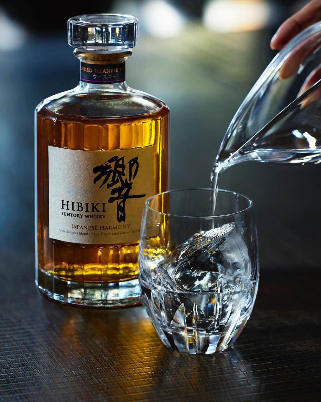 響 | SUNTORY WHISKY HIBIKIのインスタグラム：「. HIBIKI TIME ~二十四節気・霜降~  澄んだ水をグラスに注いで。 Enjoy the serene moment of pouring clear water into a glass.  #hibiki #響 #hibiki_time #二十四節気 #24seasons #霜降 #soko #withnature #autumn #天然水 #glass #酒器 #片口」