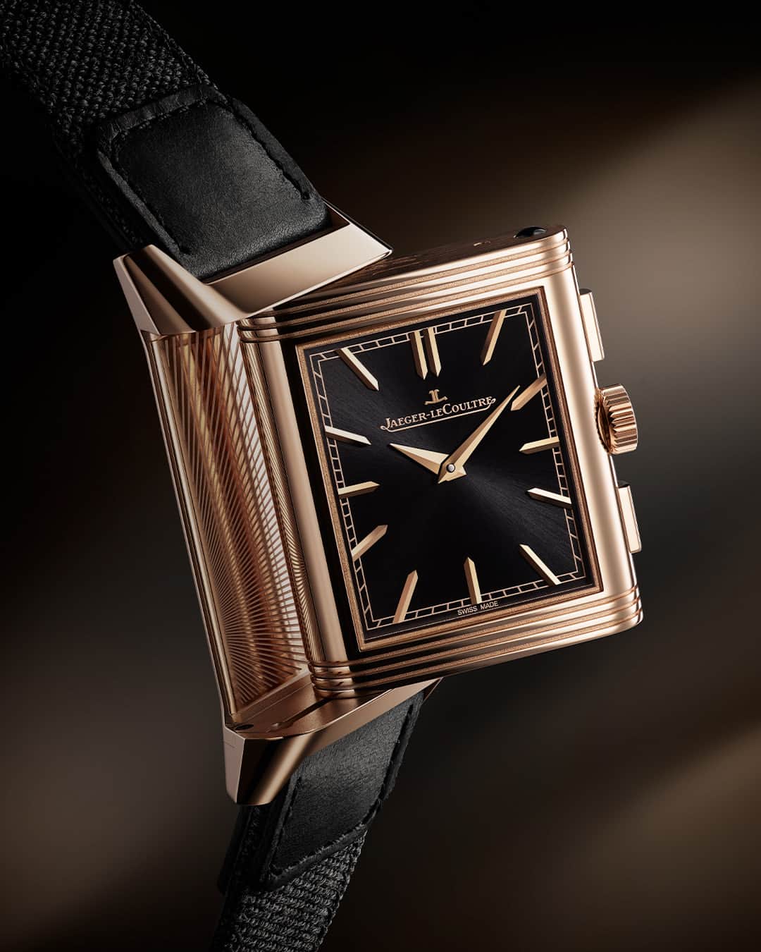 ジャガールクルトのインスタグラム：「A sophisticated complexity. #Reverso _ Reverso Tribute Chronograph Designed, made and assembled in our Manufacture _ Taking inspiration from the original Reverso, the front dial of the Reverso Tribute Chronograph displays the aesthetic codes of the Tribute line. Associating a black dial with pink gold details like the hour markers and the delicate Dauphine hands, this timepiece is the ultimate elegant watch. _ #JaegerLeCoultre #Reverso #TheWatchmakerOfWatchmakers」