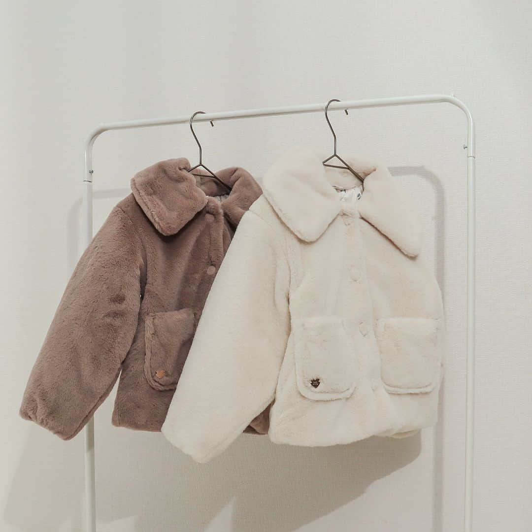 エフオーオンラインストア 子供服のインスタグラム：「＼今年のアウターはもう決めた？？／ 女の子におすすめのアプレレクールのアウターをご紹介♪  毎年好評の中綿ジャケットや、上品なイメージのファージャケット さらっと羽織やすいファーフリースジャケットなど とってもかわいいアウターがたくさん✨  どのアウターにするか迷っちゃいますよね！ おでかけにぴったりのデザインなので ぜひシーンに合わせたアウターを選んでください♪  ======================= 商品詳細や価格は ショッピングタグからご覧いただけます★ =======================  #foonline #apreslescours #アプレレクール #子供服 #こどもふく #ベビー服 #キッズ服 #キッズコーデ #女の子コーデ  #おしゃれキッズ #おしゃれキッズと繋がりたい #キッズアウター #キッズジャケット」