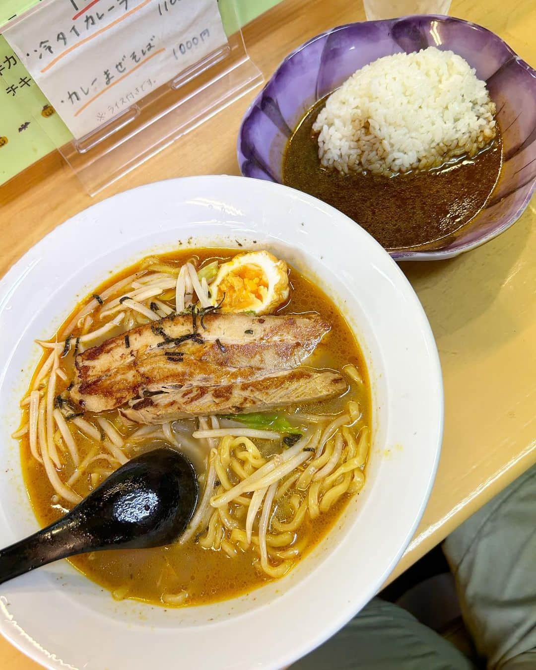 伊藤智博さんのインスタグラム写真 - (伊藤智博Instagram)「カレーラーメンとカレー！カレーラーメンもラーメンもカレーもうまー！  #魔女のカレー #仙川 #仙川グルメ #ラーメン #カレーラーメン #カレー #🍜 #🍛 #itoburger #thehwdogandco #jelado #ジェラード #vanscheckerboardslipon #バンズチェッカー #LLR伊藤」10月25日 18時00分 - itotomohirollr