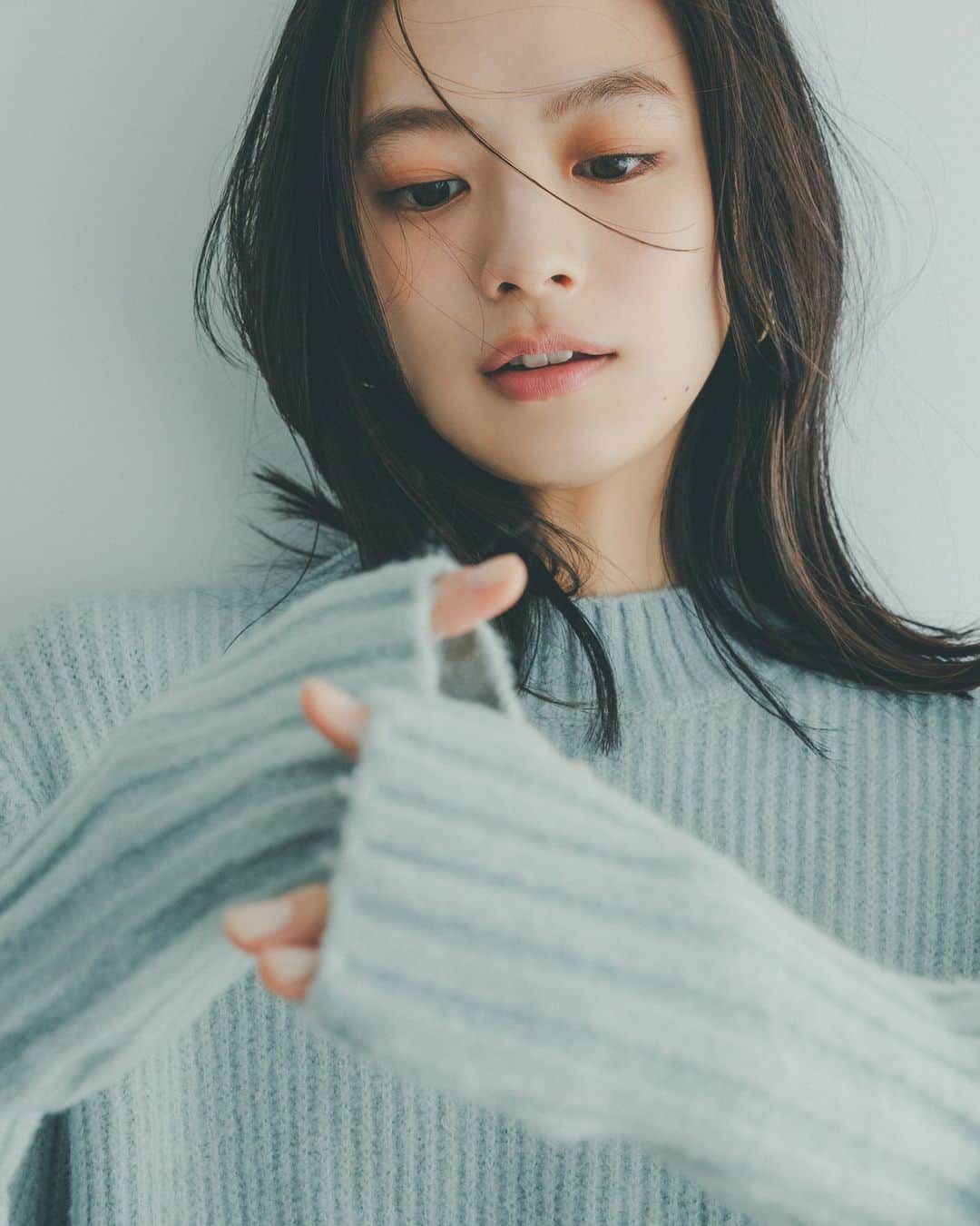 NATURAL BEAUTY BASICのインスタグラム：「松木育未さん着用の 新作webカタログ第2弾が大好評公開中♡  ■フィンガーホールオーバーニット ¥8,470 tax in size:FR color:ミントブルー/モカグレー/ホワイト #0173270108  ■ワイドストレートデニムパンツ ¥9,460 tax in size:S/M/PS color:クロ/ブルー #0173230800  ------------  Knit Addiction♡ Feat.Ikumi Matsuki  これからの季節に欠かせない ニットの新作コレクションをお届け。  フレッシュなキャミ＆カーデのアンサンブルに、 スパンコール、スタイリッシュなベストレイヤードタイプ… デイリースタイルを可愛くおしゃれに アップデートしてくれる旬ニットをずらりラインナップ！  #松木育未 さん #新作アイテム #ニット #タートルネックニット #デニム #デニムパンツ #冬コーデ #お出かけコーデ #オフィスコーデ #オフィスカジュアル #通勤コーデ #大人可愛い #カラーコーデ  #着回しコーデ #きれいめカジュアル  #ベーシックコーデ #ベーシック #ナチュラルコーデ #トレンドスタイル #シンプルコーデ #ナチュラルビューティーベーシック #naturalbeautybasic」