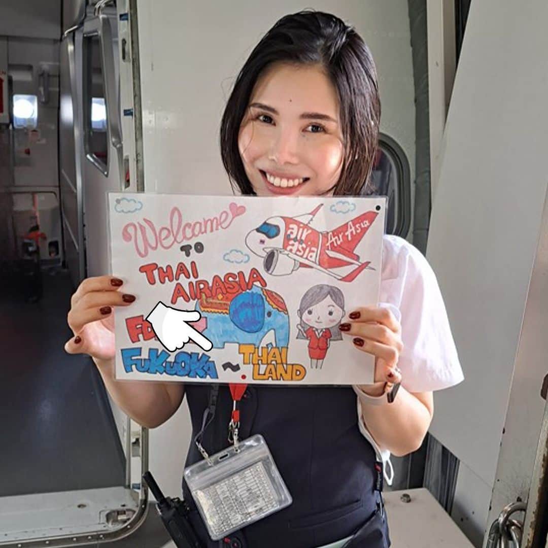 AirAsia (公式) のインスタグラム：「福岡からバンコクに向かう 乗客の皆さまを迎える絵を グランドスタッフの仲間が描いてくれました🎨  AirAsiaでバンコクへ旅立つ際に 運よくこの絵を見つけた方は ぜひ写真を撮ってシェアしてみてください ❤️  #海外旅行 #女子旅 #家族旅行 #学生旅行 #lcc #バンコク旅行 #FlyAirAsia #エアアジア」