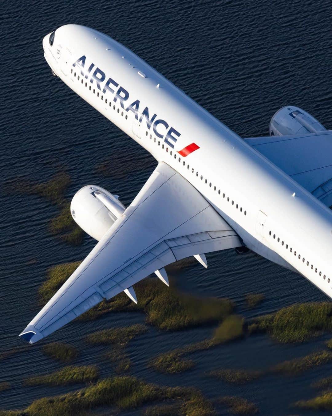 エールフランスのインスタグラム：「Chasing new heights ✈️  📸 @matteocphotography  #airfrance #airplane #aviation #travel #350」