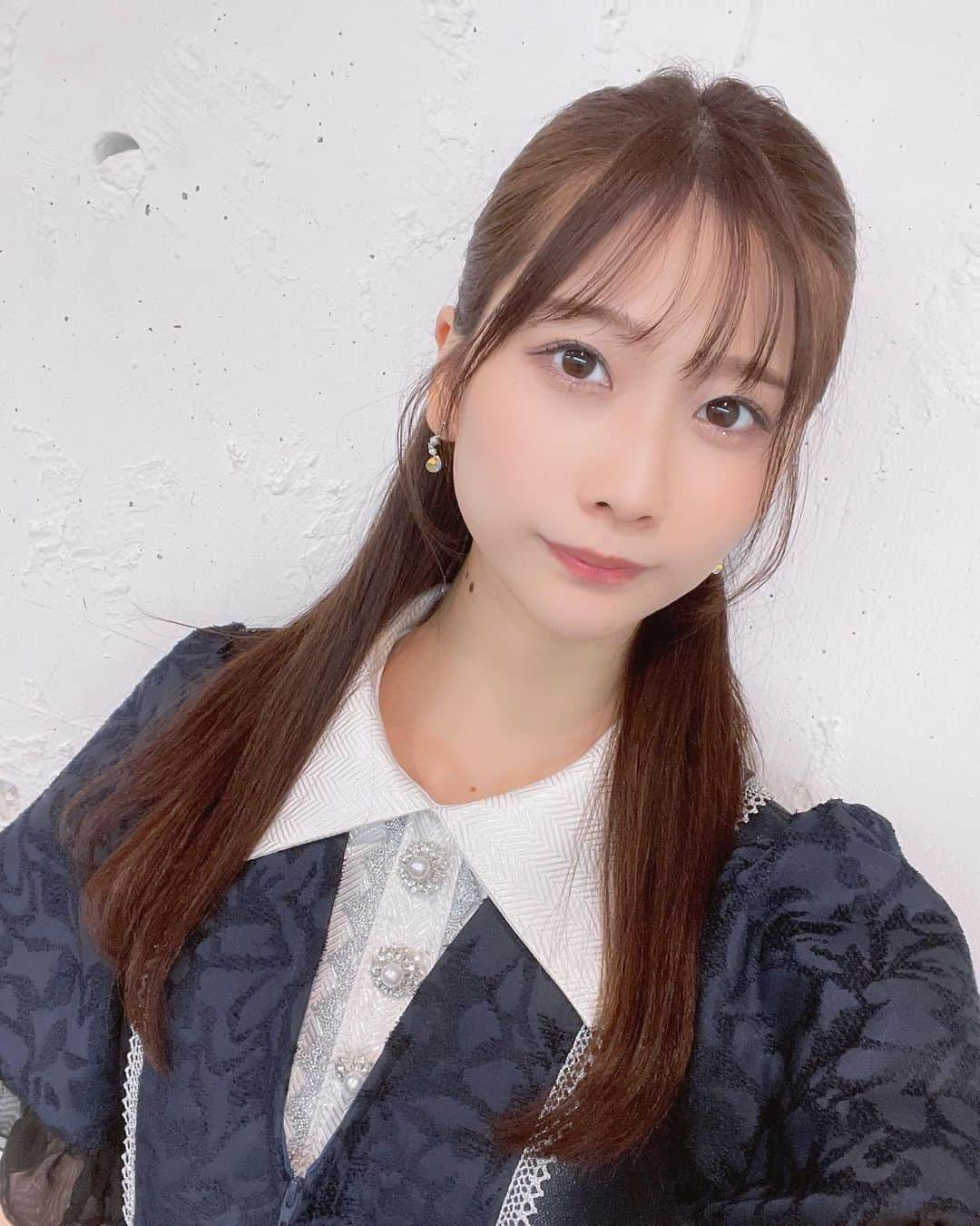 塩野響子のインスタグラム：「⠀新衣装だよ♡♡♡ 可愛いでしょー！コメント待ってる♡ ⠀ ⠀ #新衣装 #アイドル #衣装 #ハーフアップ」