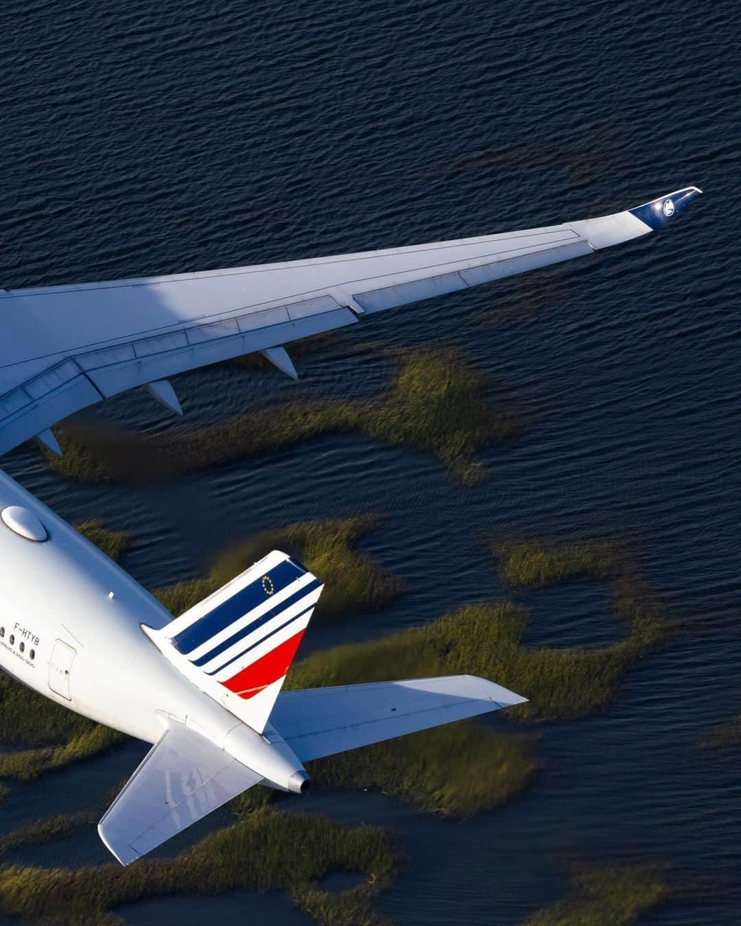 エールフランスさんのインスタグラム写真 - (エールフランスInstagram)「Chasing new heights ✈️  📸 @matteocphotography  #airfrance #airplane #aviation #travel #350」10月25日 18時00分 - airfrance