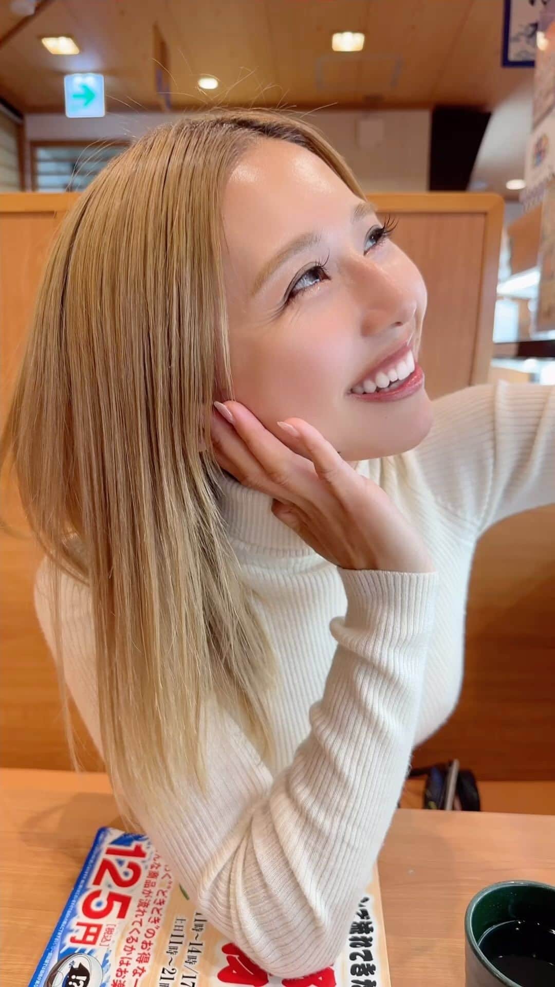 のインスタグラム：「・ 炙り系が好き🍣❤️ うどんと揚げたこ焼きも美味しかったよ😋 ・ おすすめの組み合わせがあれば教えてね✨✨ ・ ・ フォロワー7万人いったらライブ配信してみようかな🤔 無知だからみんな教えて🥹💕 ・ ・ ・ #寿司 #回転寿司 #配信 #グルメ #ランチ」