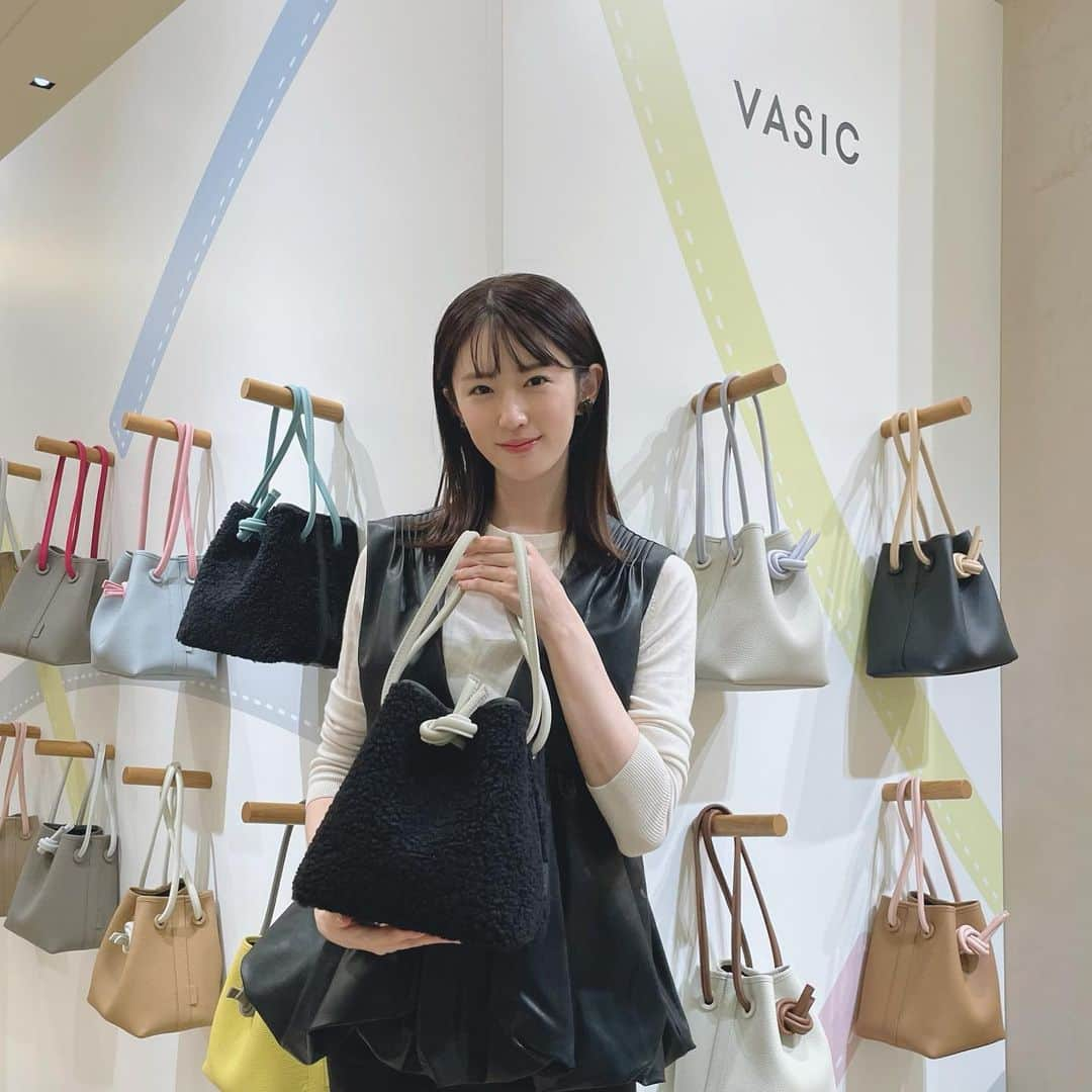 樋口柚子さんのインスタグラム写真 - (樋口柚子Instagram)「VASICのポップアップイベント👜  悩んで悩んでエコファー素材の黒の本体に、 グレーがかったアイボリーのカラーコードにしました♡ もともと持ってるBond miniのコードとも 組み合わせやすそう😏  10/25(水)〜31(火)まで 銀座三越1Fでポップアップイベント "Color me your color"が開催されているので、 興味ある方はぜひ☺️  #PR #vasic #vasicjapan #ヴァジック #colormeyourcolor #cmyc」10月25日 18時02分 - higuchi_yuzu_official