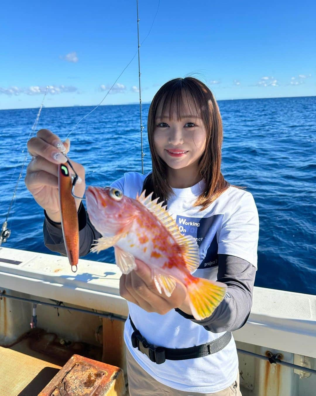 伊賀愛優菜さんのインスタグラム写真 - (伊賀愛優菜Instagram)「先日 「 魚WOEプロジェクトin鳥羽 」が開催😊  今回はショア、オフショアで 【 親子海釣り体験教室 】  ×【 Offshore Battle 】が開催されました！✨️  私はOffshore Battleにゲスト参加させて頂き ました！ 今回は青物の一匹長寸でしたが 難しかったので、ルール変更させて頂き なんでも狙いの一匹長寸にしました！笑🫡  皆さん最後まで諦めずに頑張ってました🔥 1位~5位、最小賞、参加者の方に商品があり 盛り上がって、いい大会となりました💮✨  ショアでもオフショアでも 皆が釣りを通じて繋がっていくのが まさに釣りの魅力であり また色んなイベント、活動等で 釣りの輪を広げていきたいなと思いました☺️‎🤍  参加してくださった方 アングラーズマイスターなかむ〜さん ( @keisuke_nakamura723 ) ゲストの阪本智子さん( @tomoko_sakamoto423 ) はづきさん( @haaaa_84 )  協賛メーカー様 船長さん( @uokan.maru ) 釣りリング( @tsuriring_japan ) スタッフの方々 皆さん本当にありがとうございました！🙇‍♂️」10月25日 18時03分 - ayugram_125