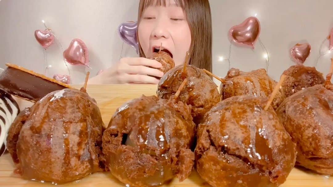 のインスタグラム：「揚げバター チョコ味🧈Fried Butter Chocolate Flavor🧈 #asmr #asmreating #eating #mukbang」