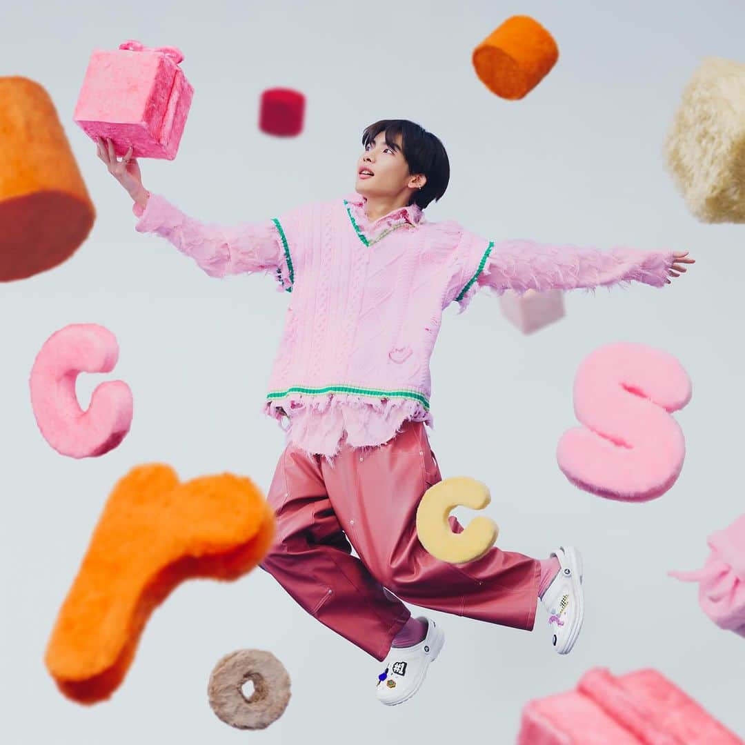 クロックス（crocs）のインスタグラム：「身も心も温まるギフトにぴったりな ラインドクロッグ👟🎁 ホリデーシーズンに向けて、 ジビッツで特別な一足を作って 大切な人に贈りませんか？💜  -NOA-」