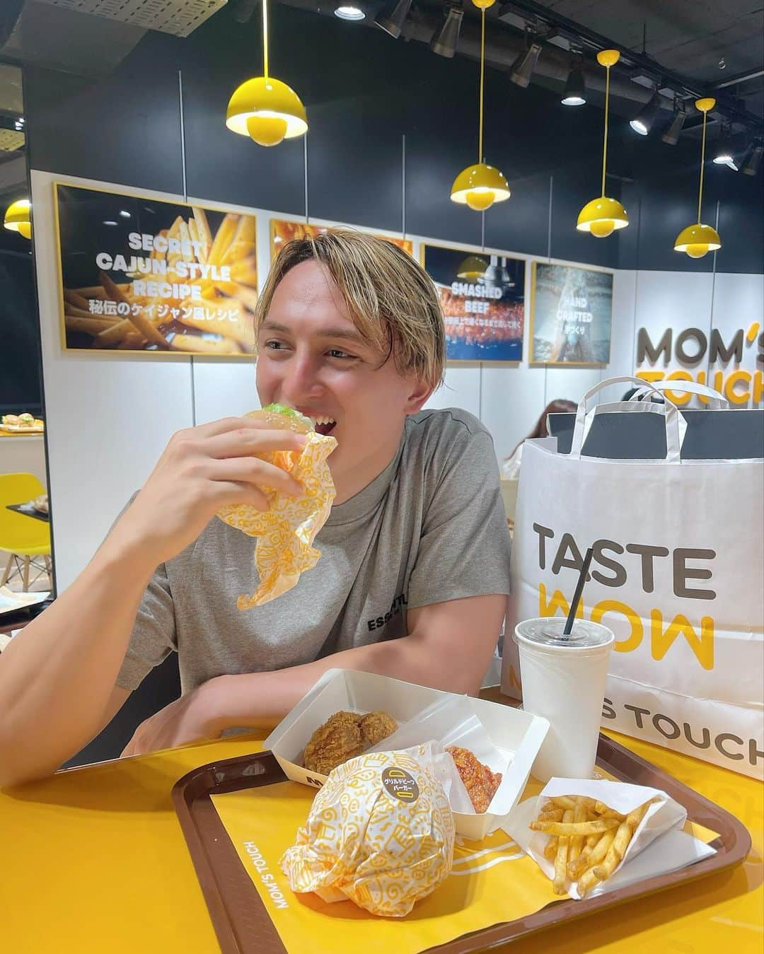 佐藤マクファーレン優樹のインスタグラム：「🇰🇷韓国で大人気no.1バーガー店 “mom’s touch”日本初上陸🍔  渋谷の109の目の前に期間限定(11/9まで)でポップアップストアが開かれるという事で、ジローさん (@jirotokyo )に呼んでい頂きプレオープンにお邪魔させて頂きました🙆‍♂️  冷凍肉を一切使用しておらず、オーダーができてから調理してるのでとてもフレッシュで美味しすぎた😋  フライドチキン大好きな僕にとって今まで食べたフライドチキン top 3には余裕で入ります🍗  内装も可愛いので是非期間中遊びに行ってください🙋  写真撮られる時恥ずかしくて顔真っ赤🤣 食べ物撮るの上手くなりたいな💪  @momstouch.jp」