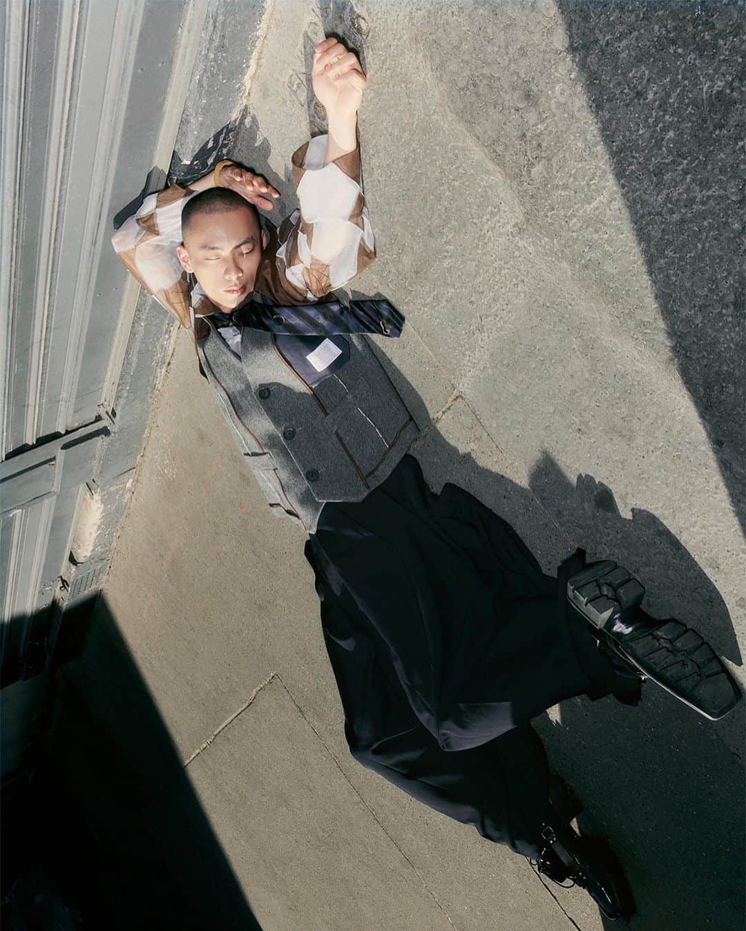 のインスタグラム：「⁣  ⁣ kolor AW2023 Men's Vest & Loafers @lemile⁣ ⁣ ⁣ Stylist : @giulia_meterangelis ,Yakiv Kotlik⁣ Photographer : @manonclavelier⁣ Fashion Director : @byginevravalente⁣ Hair : @natsumiebiko⁣ Makeup : @azusabeauty_⁣ ⁣ Model : @zhe_huic from @imgmodels⁣ Digital Operation : @kevinhervo⁣ Light : @vbocle⁣ Hair Assistant : @katrin.sachenko⁣ Studio : @studioauguste⁣ ⁣ ⁣ #kolor #kolorofficial #KLRFW23 #AW23 #lemilemagazine」