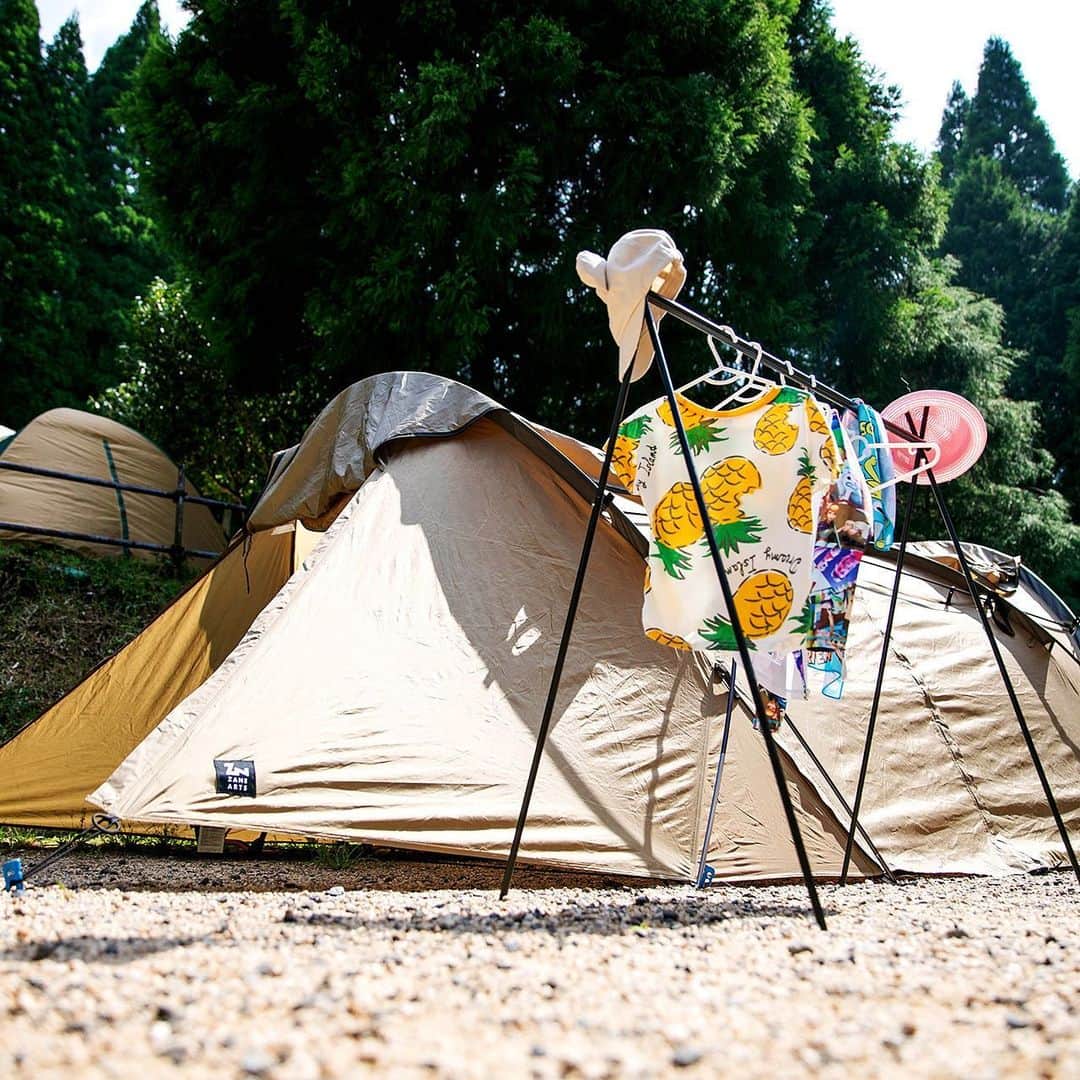 キャンプ情報サイト［ランタン］さんのインスタグラム写真 - (キャンプ情報サイト［ランタン］Instagram)「CAMP SMILE STYLE ／ ファミリーでいくグループキャンプは大賑わい！ 子供たちとたくさん遊ぶ ＼ いろんなキャンパーのキャンプスタイルを現地取材と一般キャンパーからの投稿で数多く掲載してます。 . . 詳しくは @lantern.camp webサイトをご覧ください . . #camp #camping #camplife #outdoor #travel #trip #lantern_smile #キャンプ #キャンプ用品 #アウトドア #テント #自然 #旅行 #キャンプ初心者 #キャンプ好きな人と繋がりたい #アウトドア好きな人と繋がりたい #camper #外遊び #キャンプスタイル #かぶとの森テラス #グループキャンプ #グルキャン #SOLOSTOVE #ソロストーブ #ZANEARTS #ゼインアーツ #Coleman #コールマン #CHUMS #チャムス」10月25日 18時14分 - lantern.camp