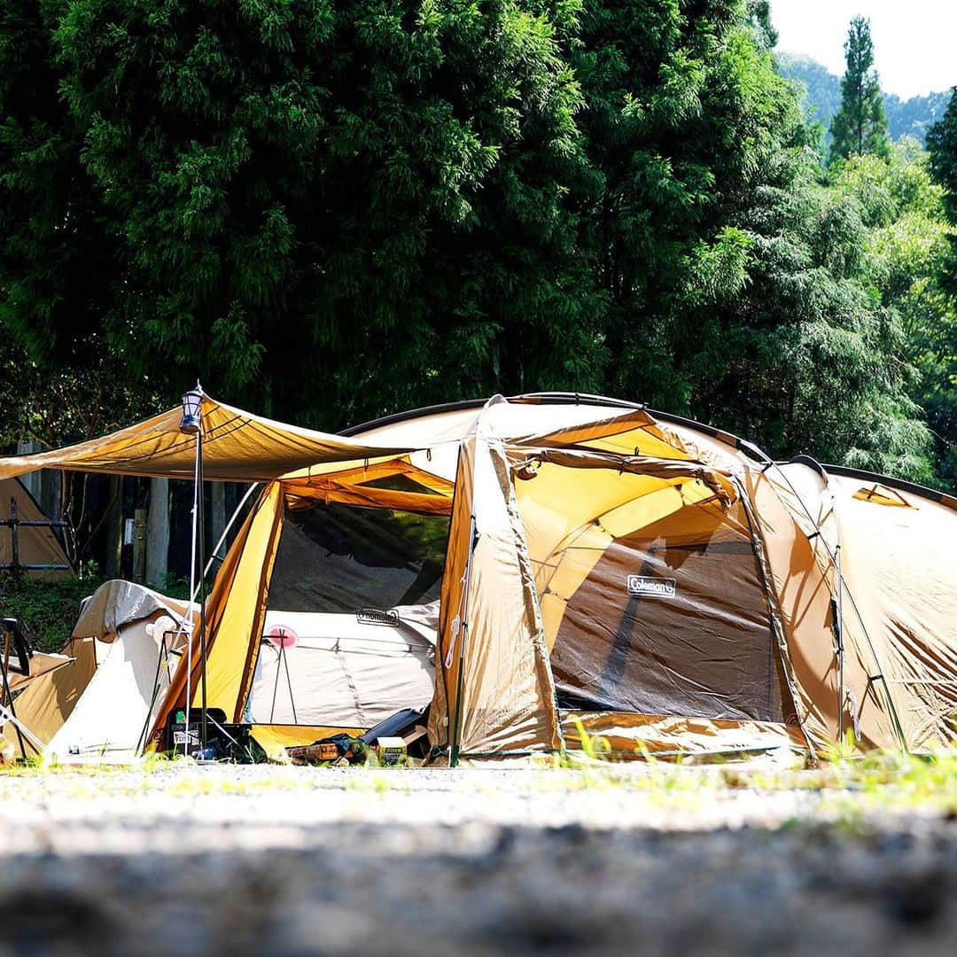 キャンプ情報サイト［ランタン］のインスタグラム：「CAMP SMILE STYLE ／ ファミリーでいくグループキャンプは大賑わい！ 子供たちとたくさん遊ぶ ＼ いろんなキャンパーのキャンプスタイルを現地取材と一般キャンパーからの投稿で数多く掲載してます。 . . 詳しくは @lantern.camp webサイトをご覧ください . . #camp #camping #camplife #outdoor #travel #trip #lantern_smile #キャンプ #キャンプ用品 #アウトドア #テント #自然 #旅行 #キャンプ初心者 #キャンプ好きな人と繋がりたい #アウトドア好きな人と繋がりたい #camper #外遊び #キャンプスタイル #かぶとの森テラス #グループキャンプ #グルキャン #SOLOSTOVE #ソロストーブ #ZANEARTS #ゼインアーツ #Coleman #コールマン #CHUMS #チャムス」