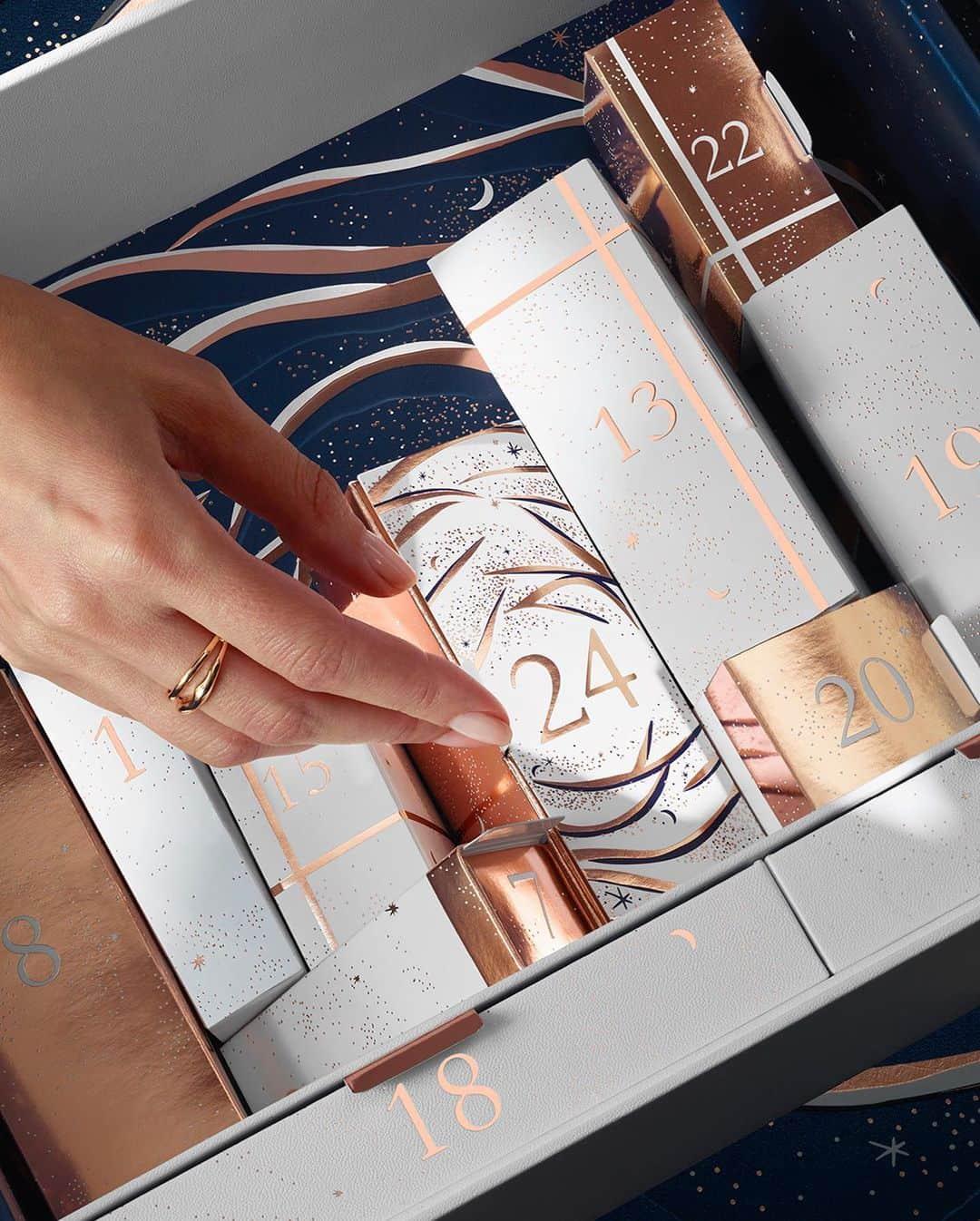 Lancôme Officialさんのインスタグラム写真 - (Lancôme OfficialInstagram)「The ultimate gift of luxury: the Lancôme Beauty Advent Calendar. A precious gift to one’s self or to your loved ones, the beautifully-decorated boxes of the advent calendar conceal precious treasures, for the most exciting Holiday countdown.  #Lancome #LancomexLouvre #Holiday23」10月25日 18時06分 - lancomeofficial