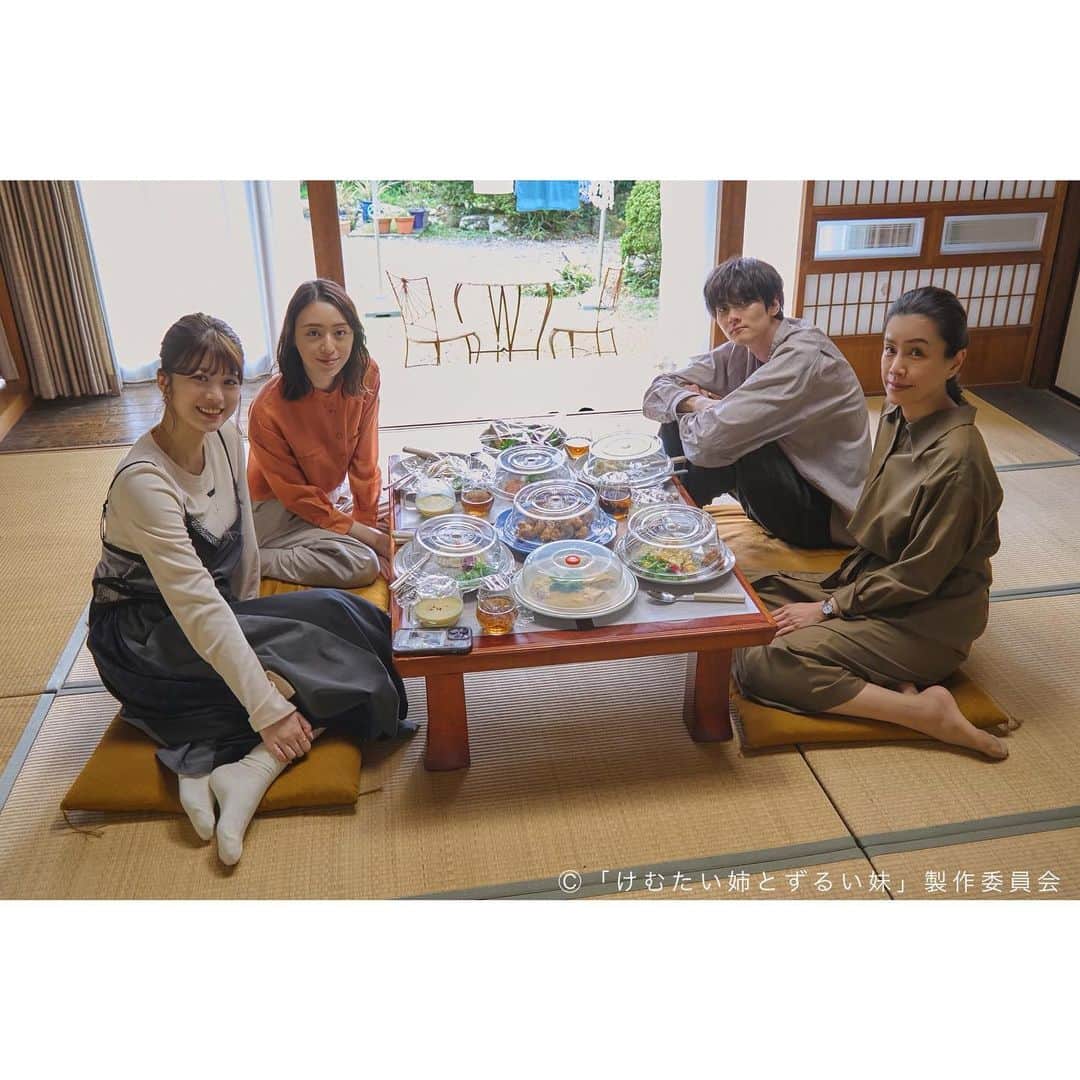 のインスタグラム：「. 😈東郷じゅん役( #栗山千明 さん) 😈三島らん役( #馬場ふみか さん) 😈三島律役( #栁俊太郎 さん) 😈三島朝子役( #渡辺真起子 さん)  バチバチの昼食シーンでのオフショット📸  ／ 『#けむたい姉とずるい妹 』 第4話は 10/30(月)夜11:06放送🪄 ＼  1〜3話は #TVer で無料配信中🎗 tver.jp/episodes/ephmzz9lqr U-NEXTなどでも配信中💠  #テレビ東京 #けむずる  #栗山千明 #馬場ふみか #栁俊太郎  #桜田通 #雛形あきこ  #オフショット」