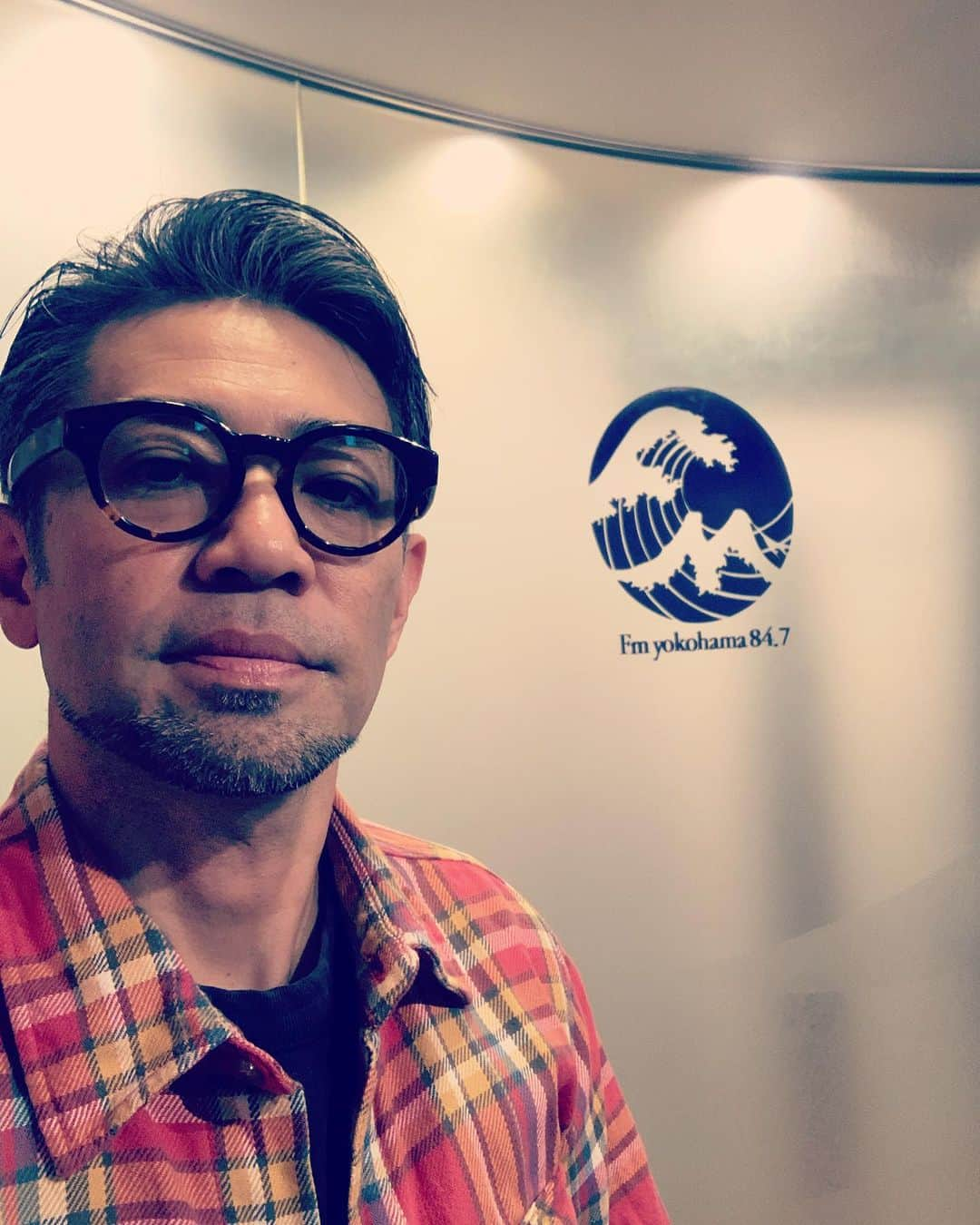 河口恭吾のインスタグラム：「今日はFM横浜にてcoastlines84.7収録でした。  番組リスナーの皆さんからのメール紹介出来るのが楽しいです。  日曜夜12時から放送中、radikoでもお聞き頂けます。  #fm横浜コーストライン847  #coastline84.7 #FM横浜　#ラジオ　#保護犬を家族に」