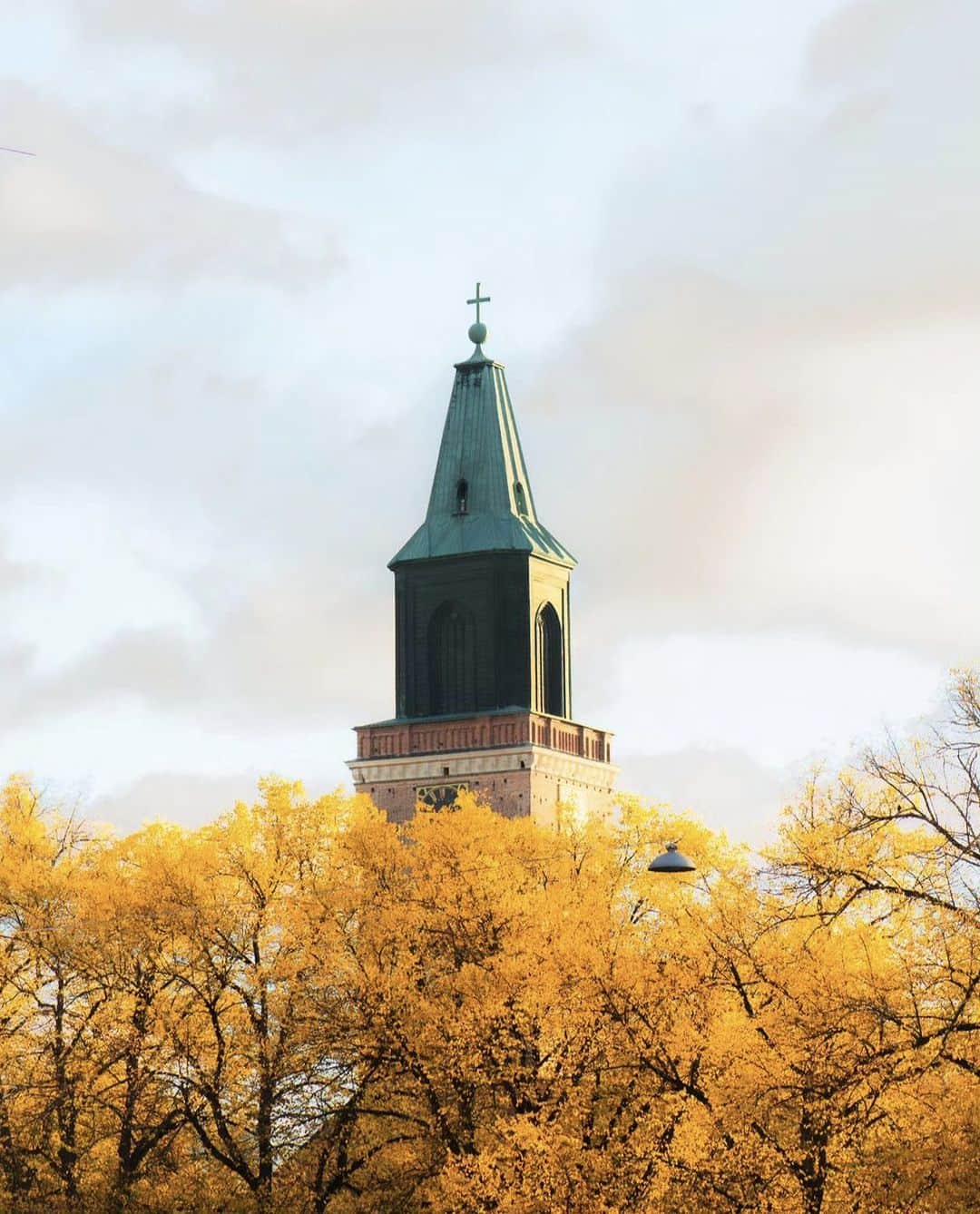 フィンランド政府観光局のインスタグラム：「⛪トゥルク大聖堂は、トゥルクの街の中心、アウラ川沿いの旧大広場に隣接する場所にあります。この教会はフィンランドでもっとも重要な宗教建築であるとされています。大聖堂はまたこの大聖堂は、毎年クリスマスに注目を集める場所です。 .  📸 @kamerarepussa Kiitos! 🙏 #visitfinland #ourfinland #visitfinlandjp #finland #北欧旅行 #travelgram #フィンランド #フィンランド政府観光局 #北欧 #travel #instatravel #travel #travelgram #travelling #traveler #旅したくなるフォト #旅行 #旅 #海外旅行 #travelphotography #旅行大好き #旅行好き #旅スタグラム #旅好き #ヨーロッパ旅行 #旅に出たい #トラベル #visitturku #トゥルク #紅葉」